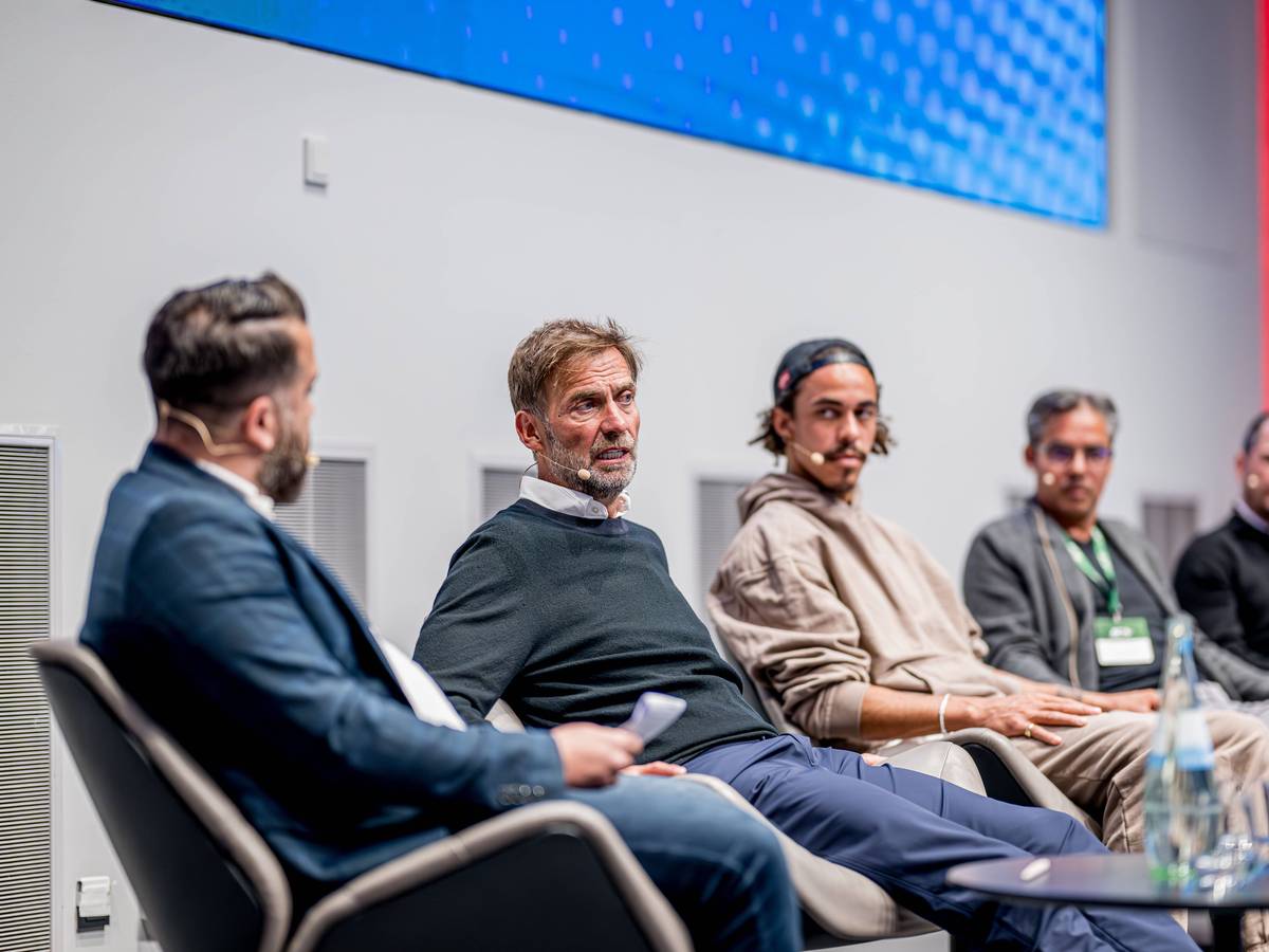 Jürgen Klopp spricht bei einem RB-Kongress.