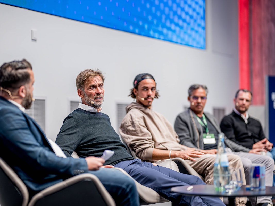 Jürgen Klopp spricht bei einem RB-Kongress.