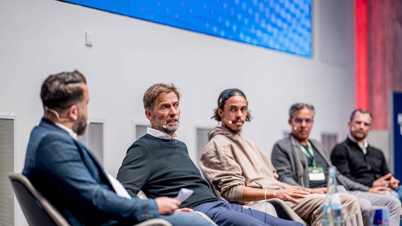 Jürgen Klopp spricht bei einem RB-Kongress.