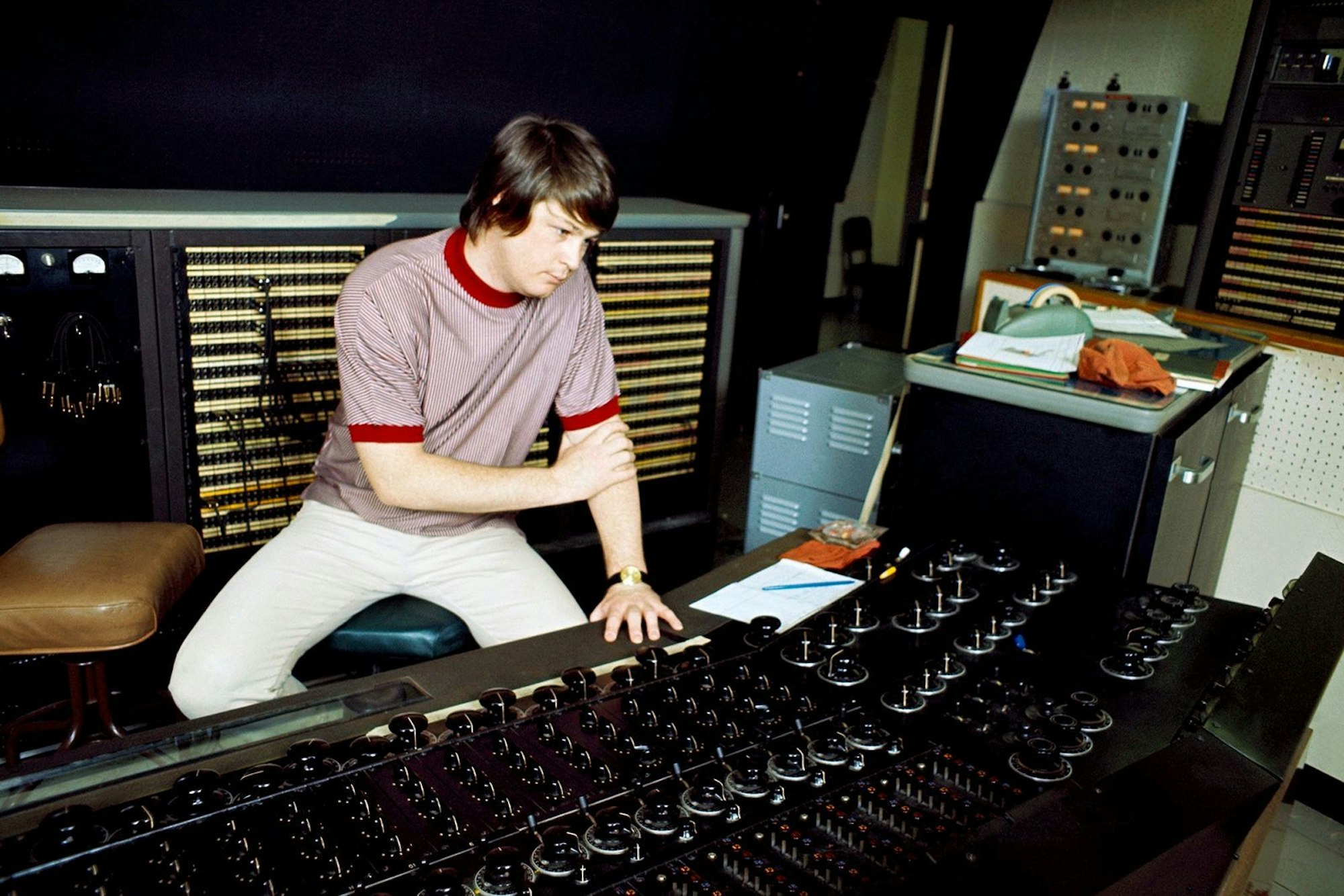 Musik und Arrangements hatte er schon vor den Aufnahmen komplett im Kopf: Brian Wilson, Komponist der meisten Beach-Boys-Songs, arbeitet 1966 an „Pet Sounds“. (Bild: RB / Getty Images / M. Ochs Archives)