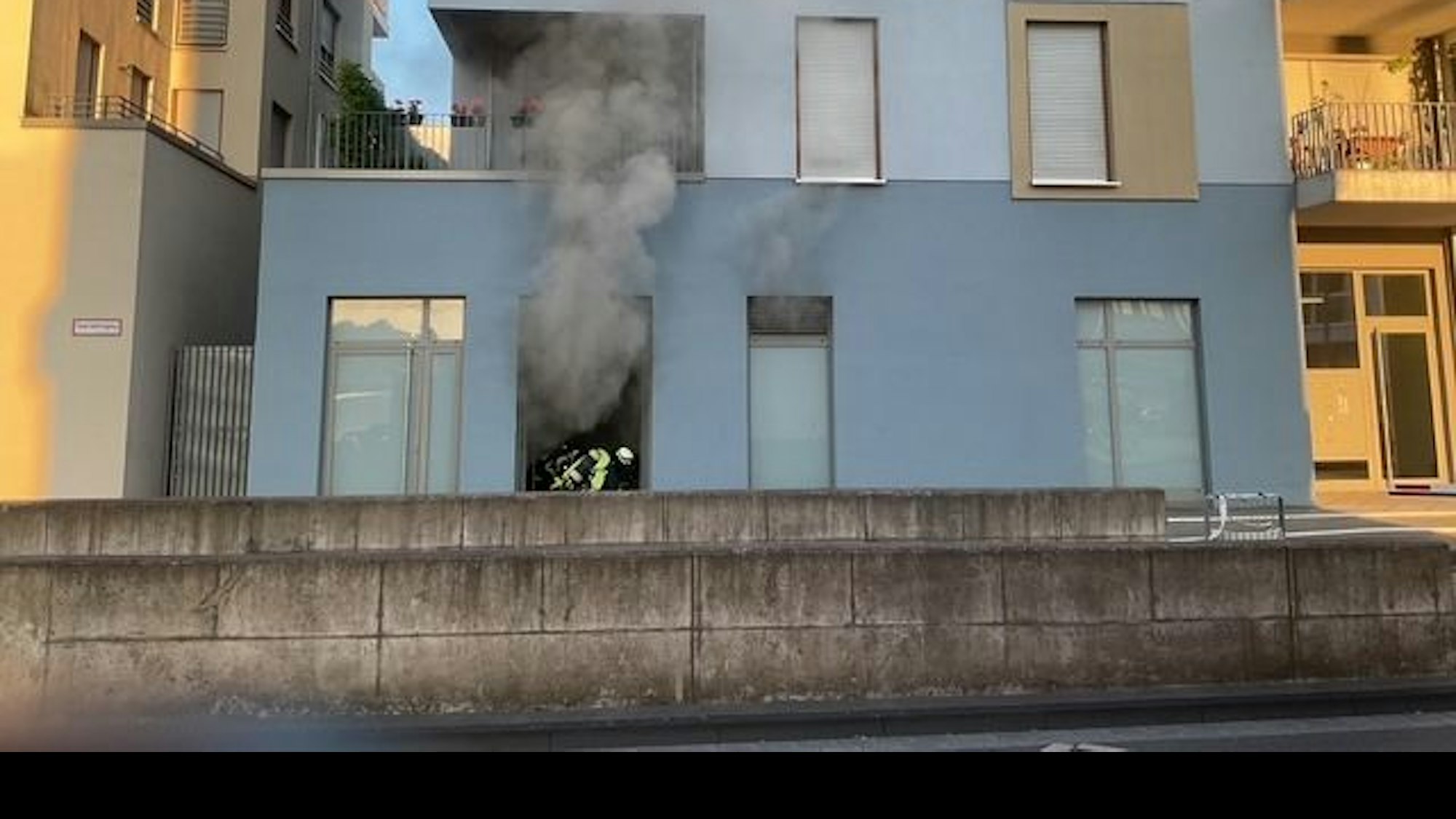 Brandeinsatz der Feuerwehr Dortmund am Phönixsee. Ein Abfallbehälter geriet in Brand und verursachte starke Rauchentwicklung.