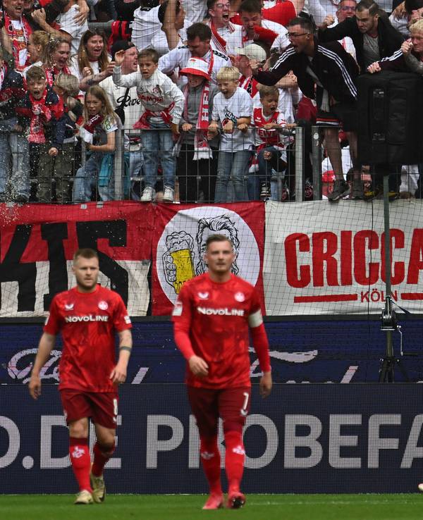 Jubel im Rhein-Energie-Stadion nach dem 1:0 von Köln gegen Kaiserslautern.