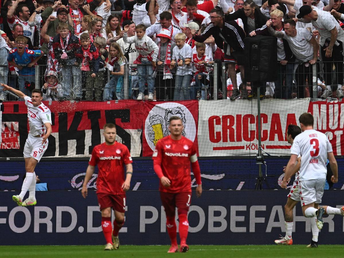 Jubel im Rhein-Energie-Stadion nach dem 1:0 von Köln gegen Kaiserslautern.