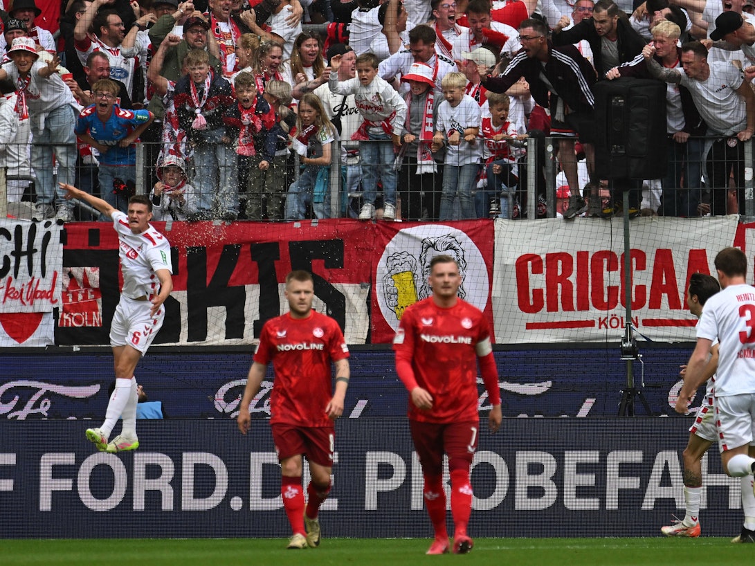 Jubel im Rhein-Energie-Stadion nach dem 1:0 von Köln gegen Kaiserslautern.
