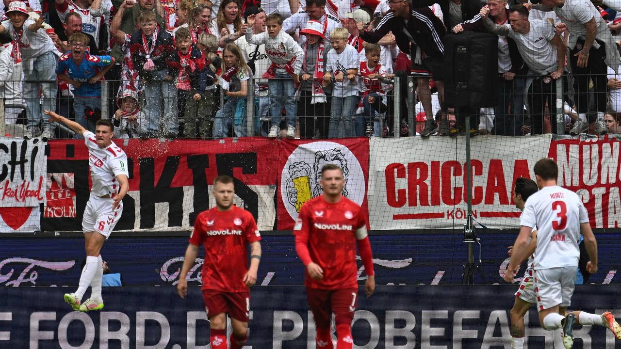 Jubel im Rhein-Energie-Stadion nach dem 1:0 von Köln gegen Kaiserslautern.