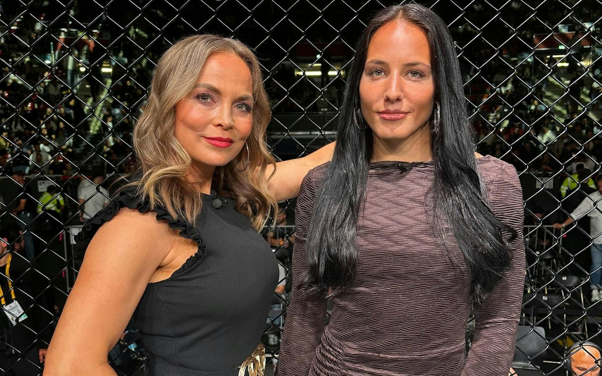 Regina Halmich (links) über MMA-Kämpferin Alina Dalaslan (rechts): „Die Menschen suchen nach deutschen Idolen, Kämpferinnen und Kämpfern. Man muss sagen: MMA ist mittlerweile unglaublich populär und hat dem Boxen in Sachen Zuschauerinteresse den Rang abgelaufen.“
(Bild: RTL)