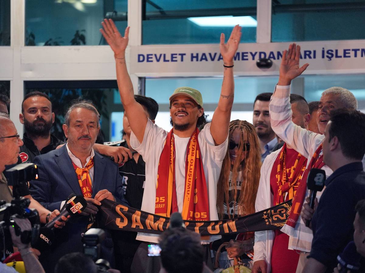 Leroy Sané und Lebensgefährtin Candice Brook werden am Flughafen bejubelt. Sané trägt einen Schal von Galatasaray.