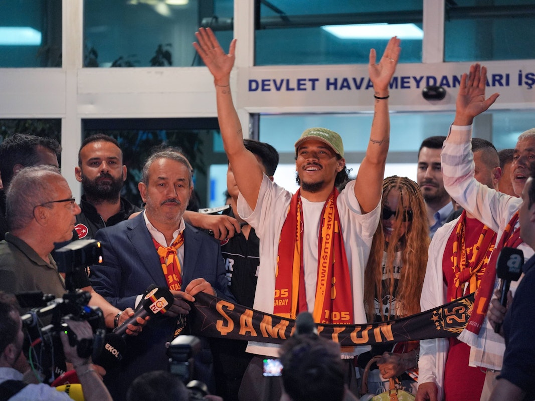 Leroy Sané und Lebensgefährtin Candice Brook werden am Flughafen bejubelt. Sané trägt einen Schal von Galatasaray.