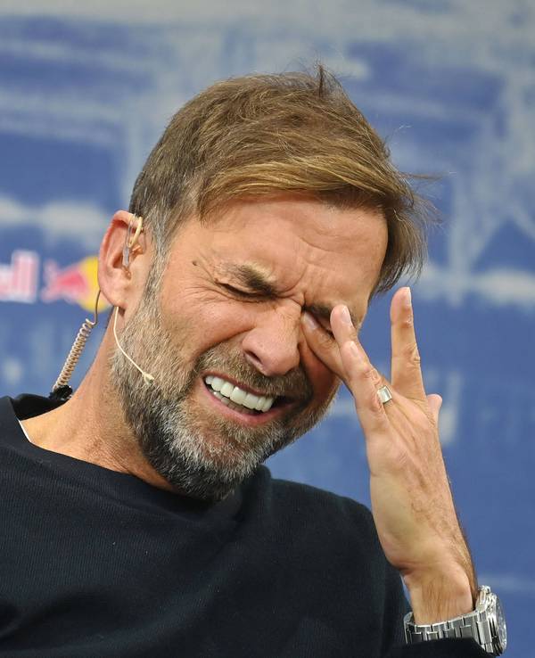 Jürgen Klopp fasst sich ins linke Auge.