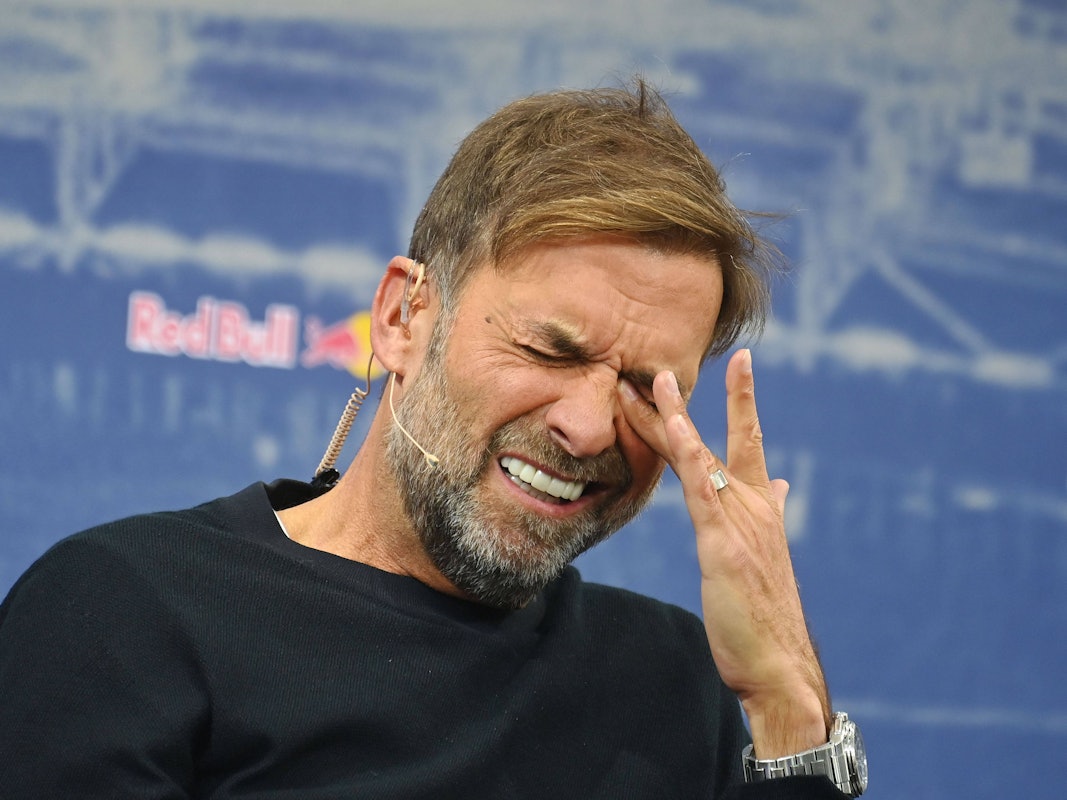 Jürgen Klopp fasst sich ins linke Auge.