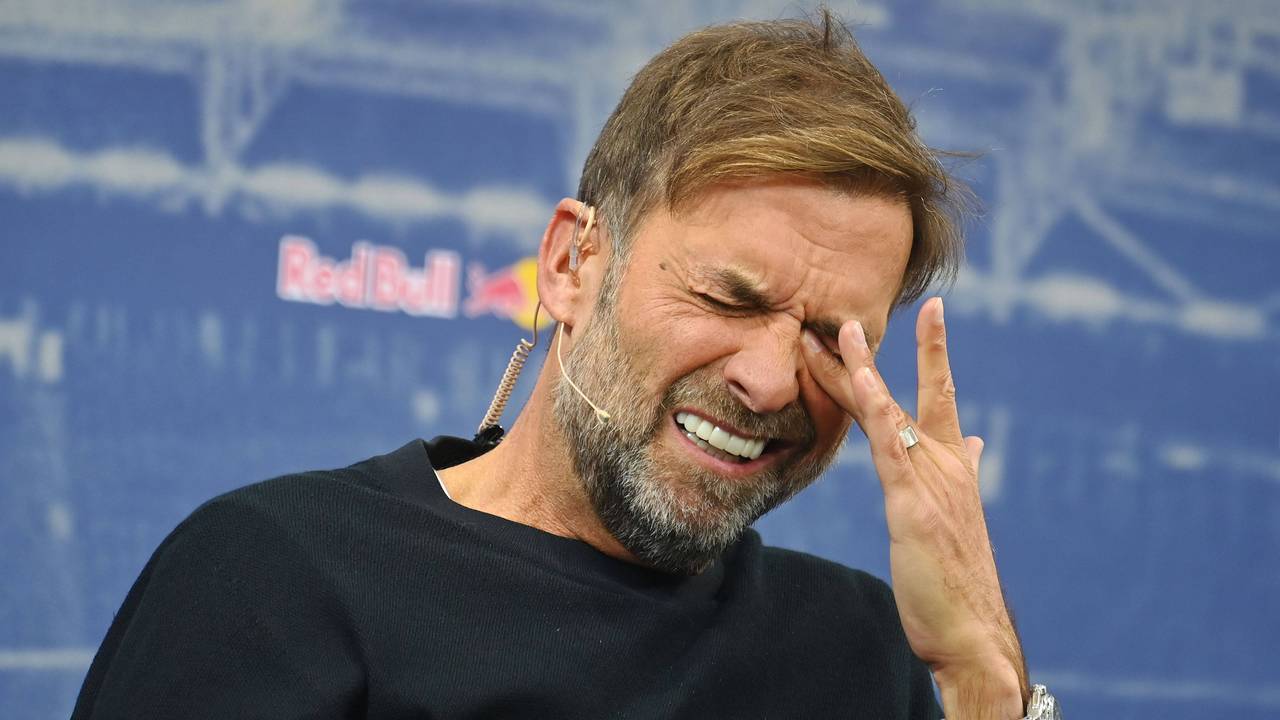 Jürgen Klopp fasst sich ins linke Auge.