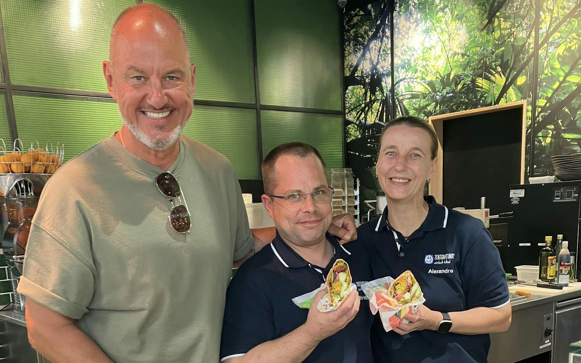 Frank Rosins (l.) Empfehlung an Christoph Zentgraf (M.) und Alexandra Pohl: mit modernen Wraps das Snackangebot erweitern! (Bild: Kabel Eins)