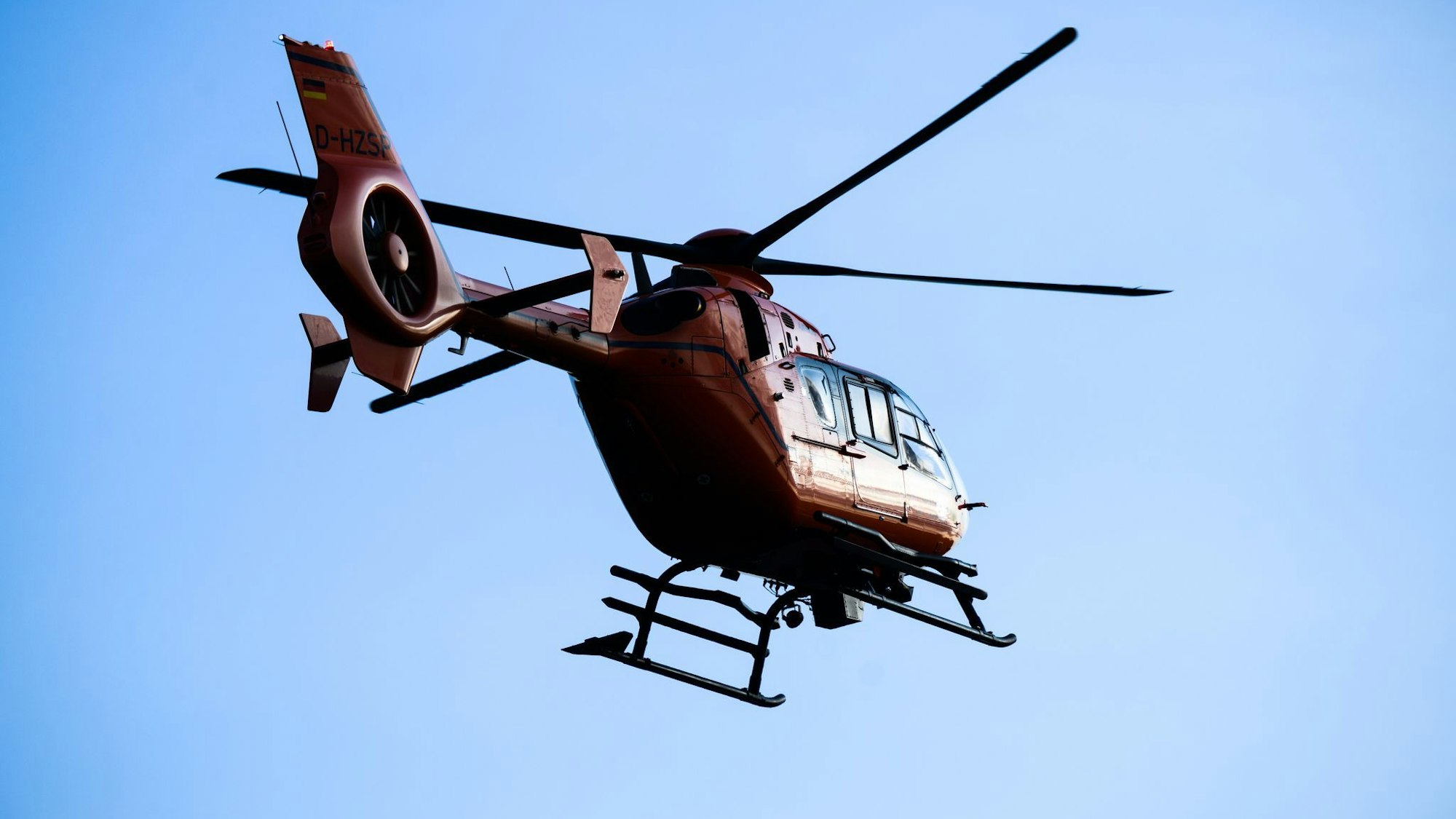 Ein Rettungshubschrauber bei einem Einsatzflug.