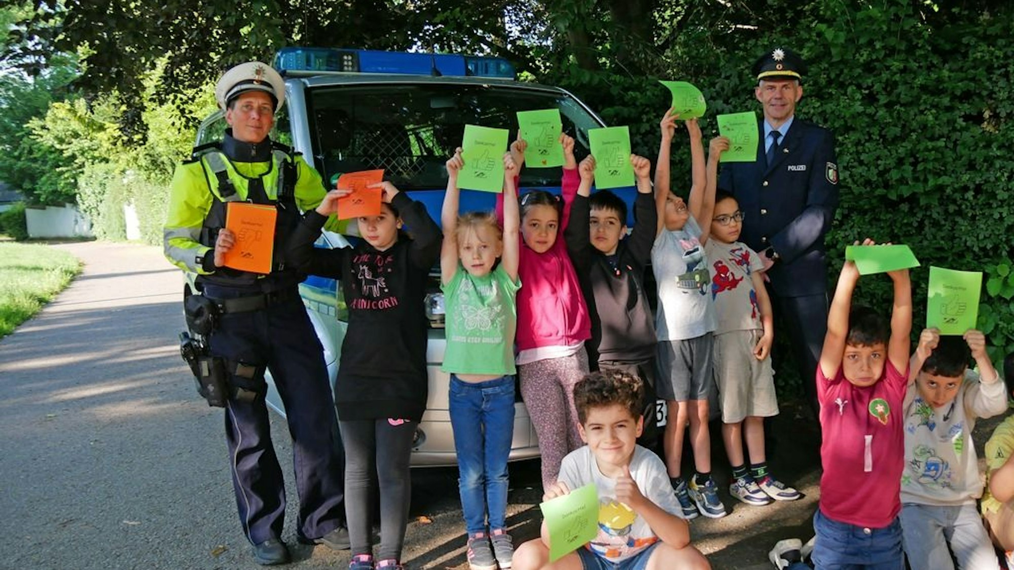 Schulkinder und Polizeibeamte bei der Verkehrssicherheitsaktion in Hagen