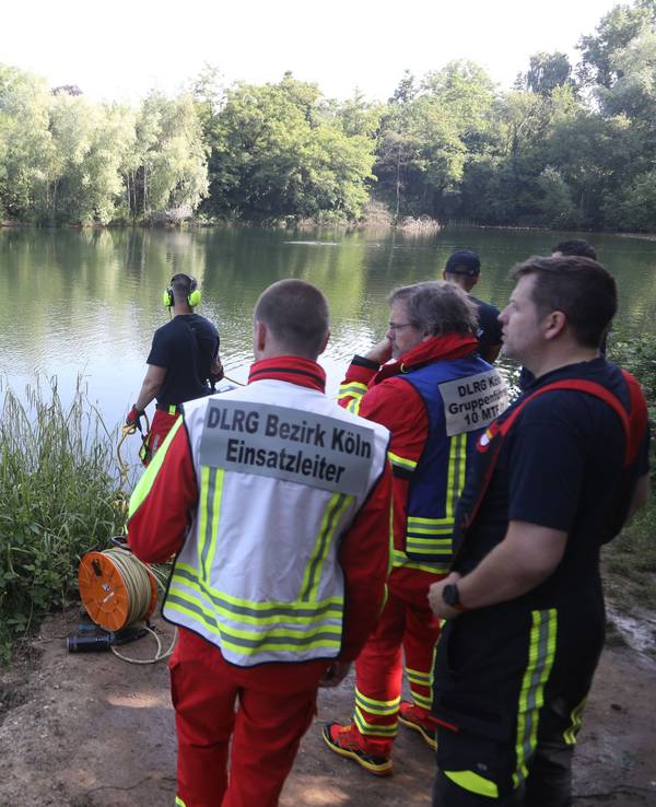 Rettungskräfte suchen nach einem vermissten Mann in einem See.
