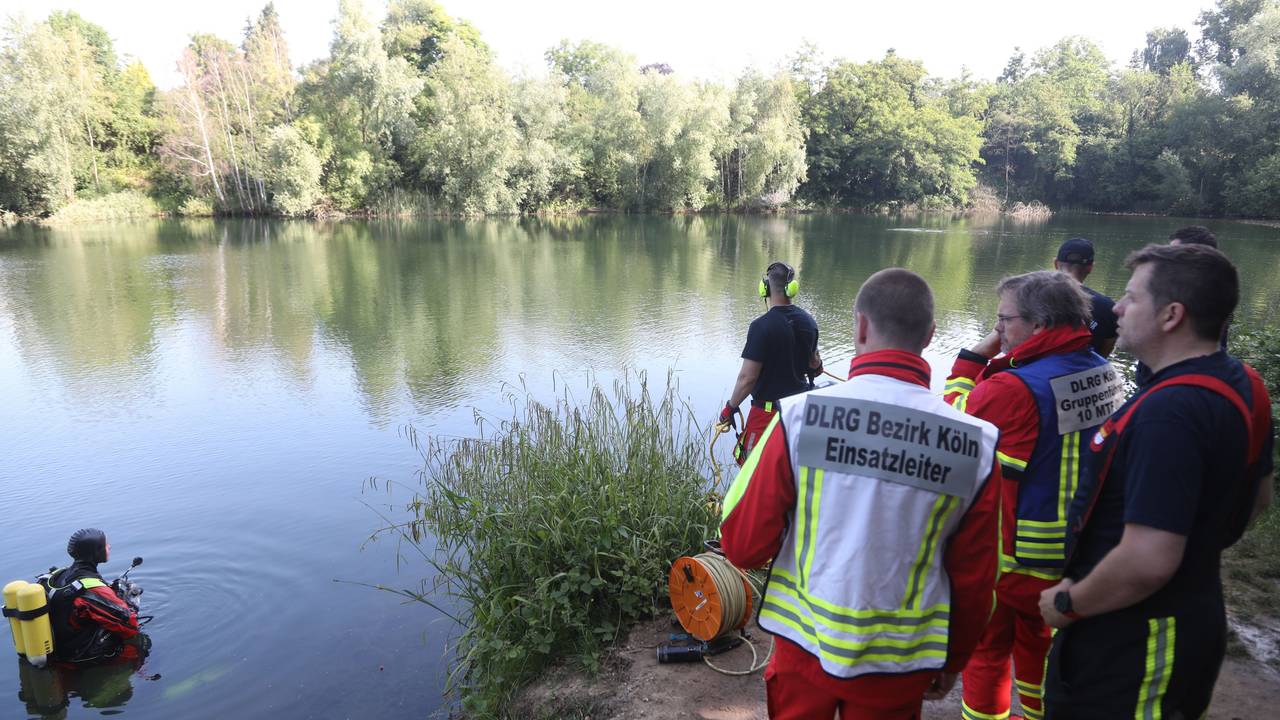 Rettungskräfte suchen nach einem vermissten Mann in einem See.