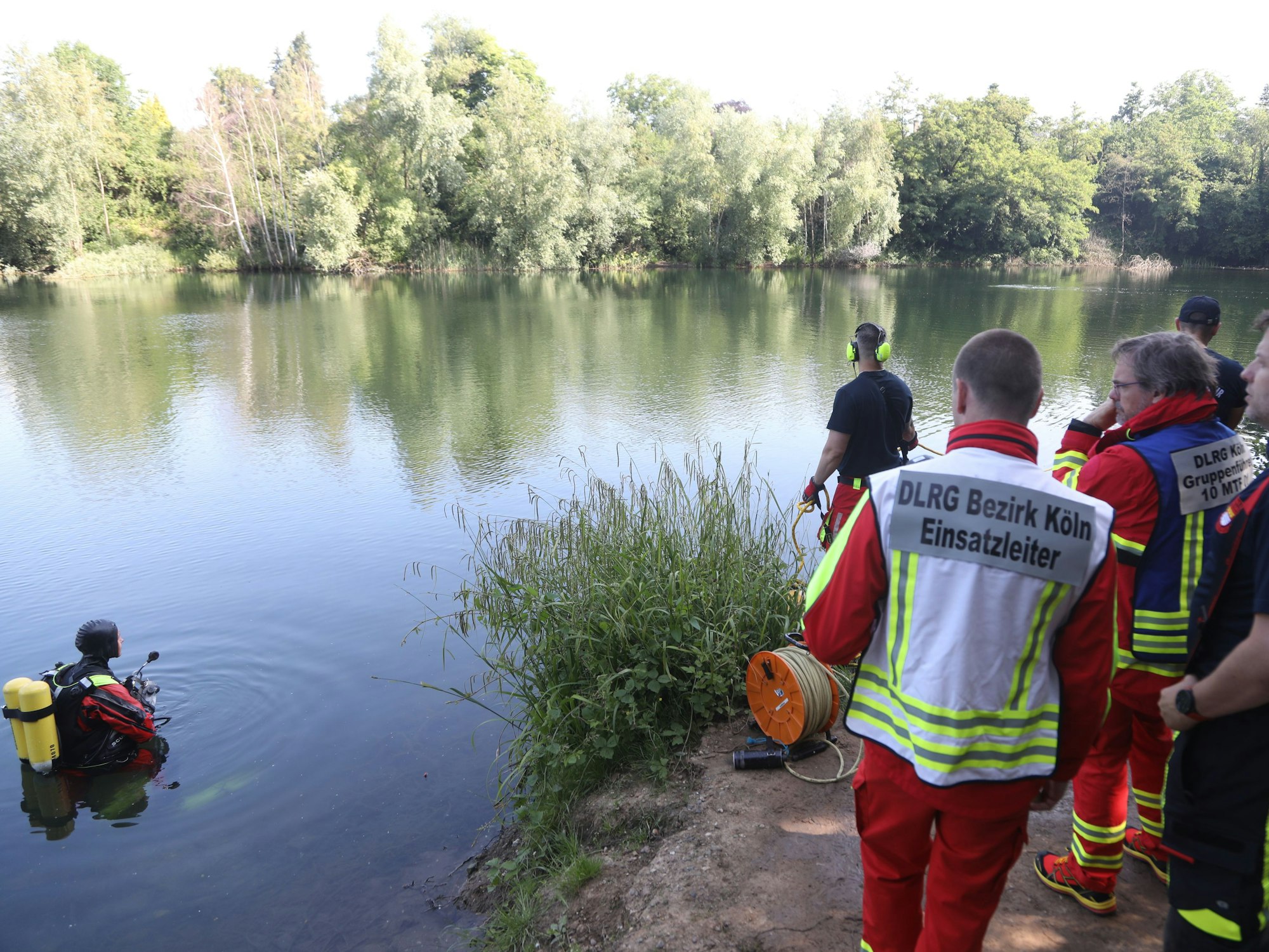 Rettungskräfte suchen nach einem vermissten Mann in einem See.