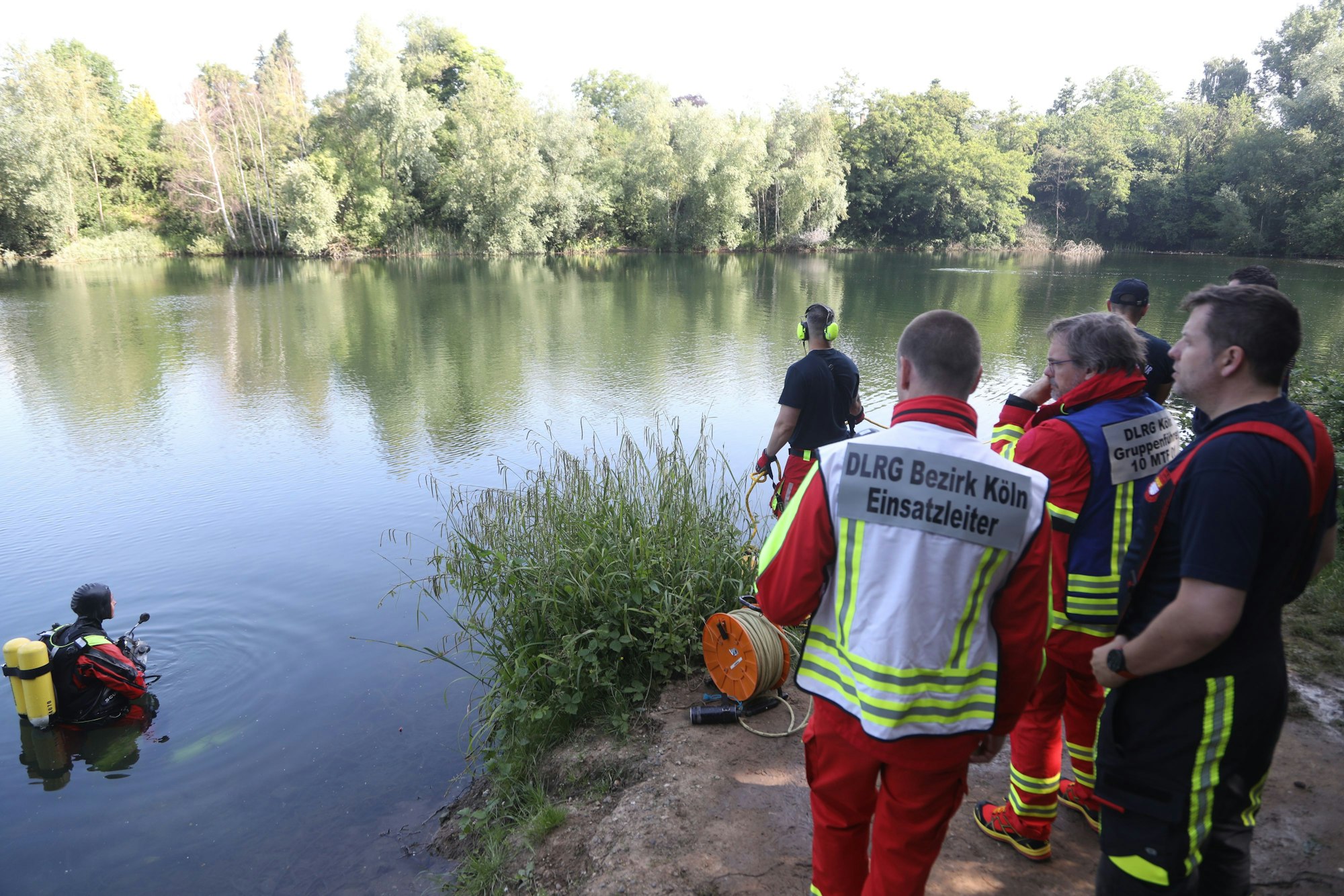 Rettungskräfte nach einem vermissten Mann.