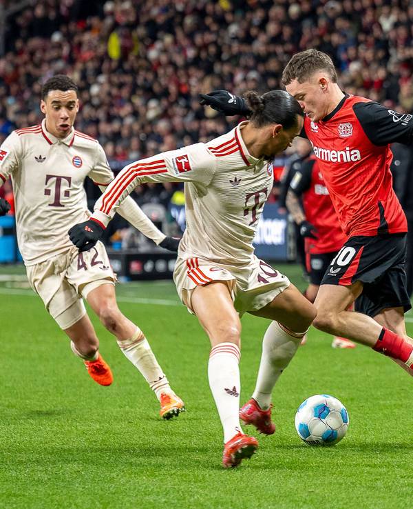 Jamal Musiala und Leroy Sané versuchen, Florian Wirtz den Ball abzuluchsen.