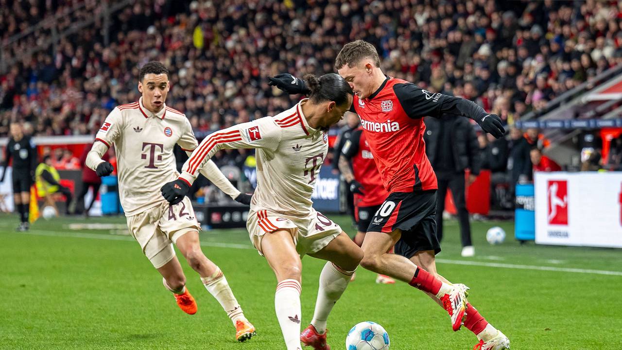Jamal Musiala und Leroy Sané versuchen, Florian Wirtz den Ball abzuluchsen.