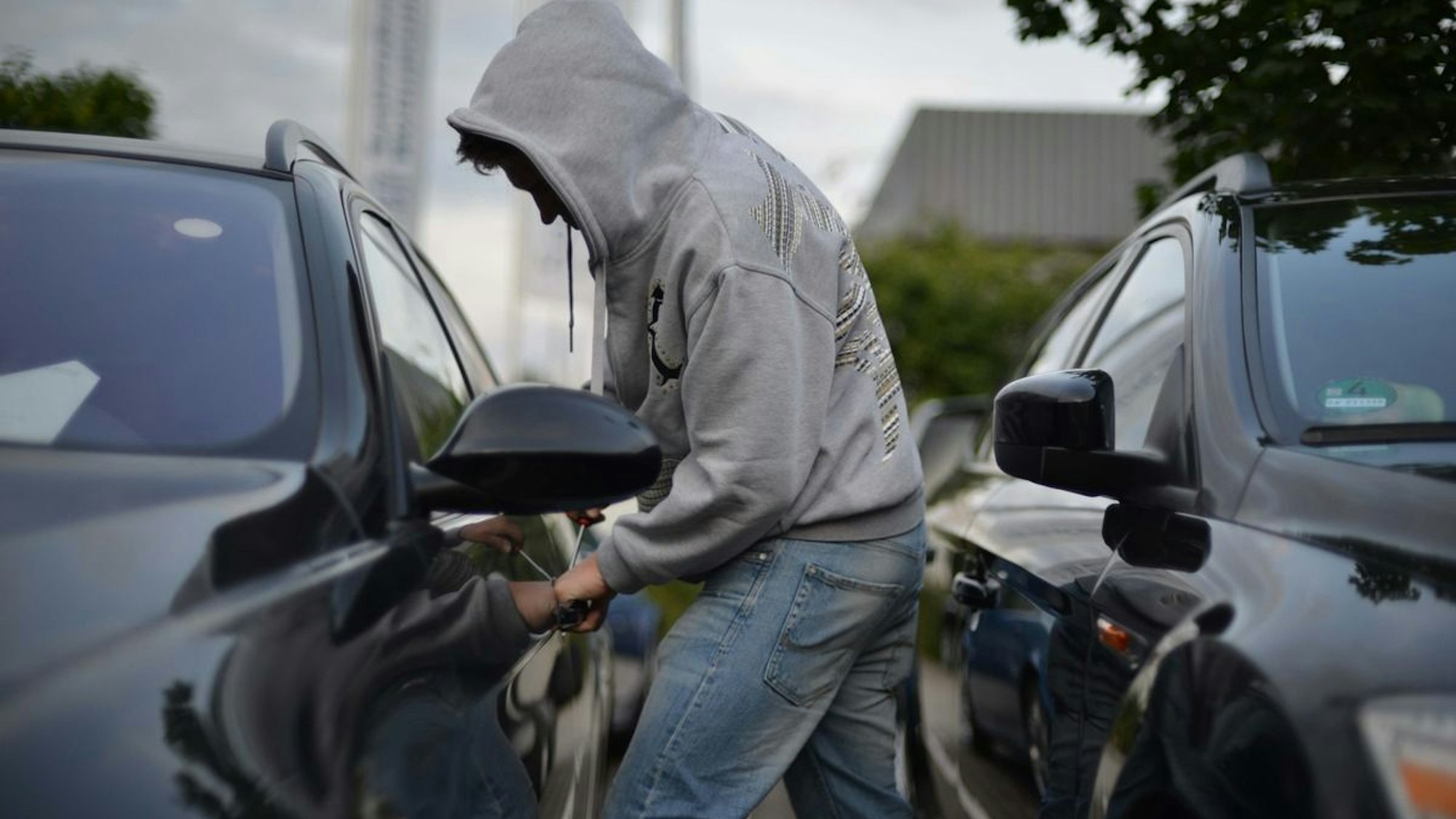 Aufgebrochenes Auto mit eingeschlagener Scheibe.