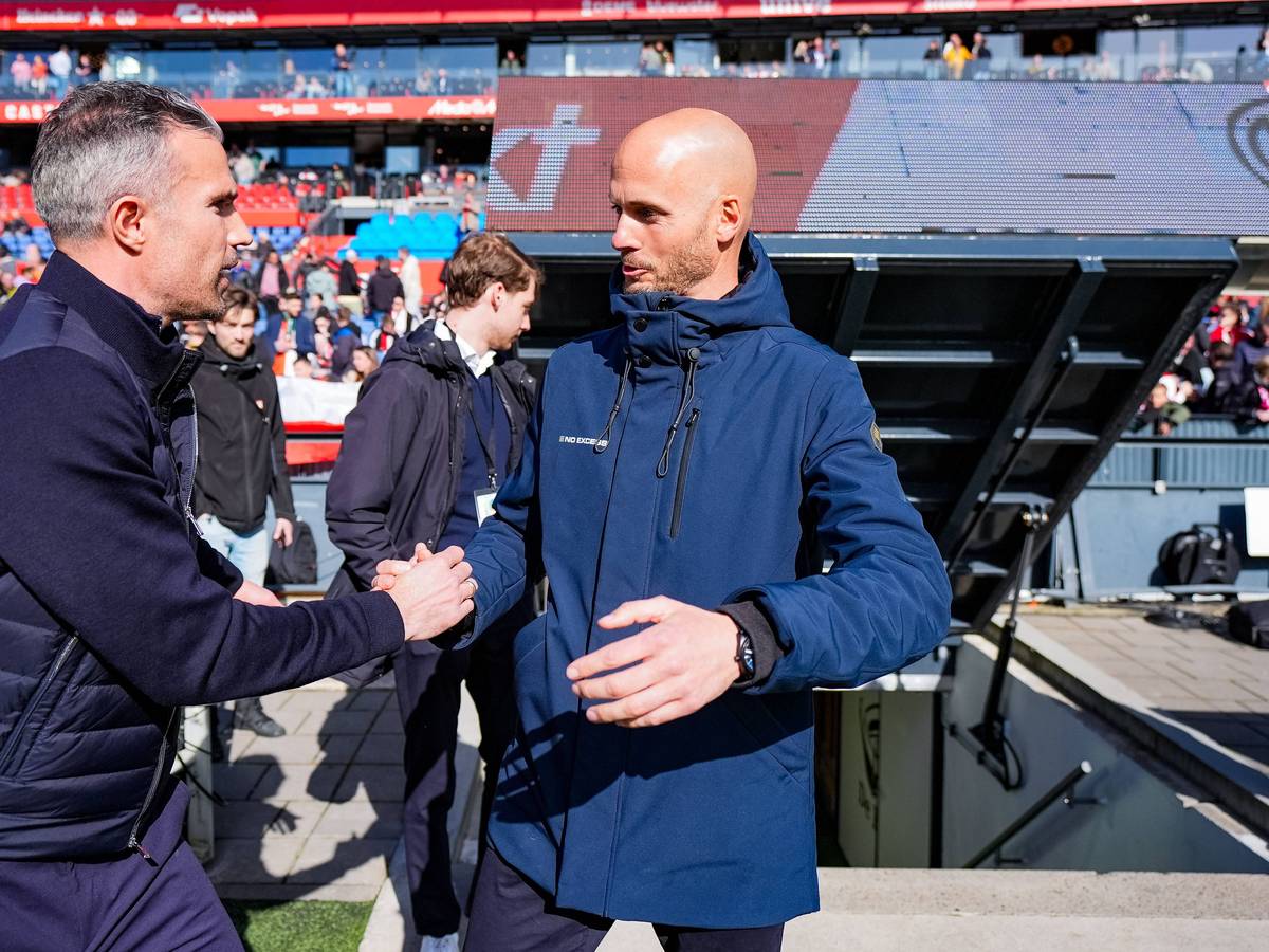 Paul Simonis (r.), hier neben Robin van Persie, ist neuer Trainer beim VfL Wolfsburg.