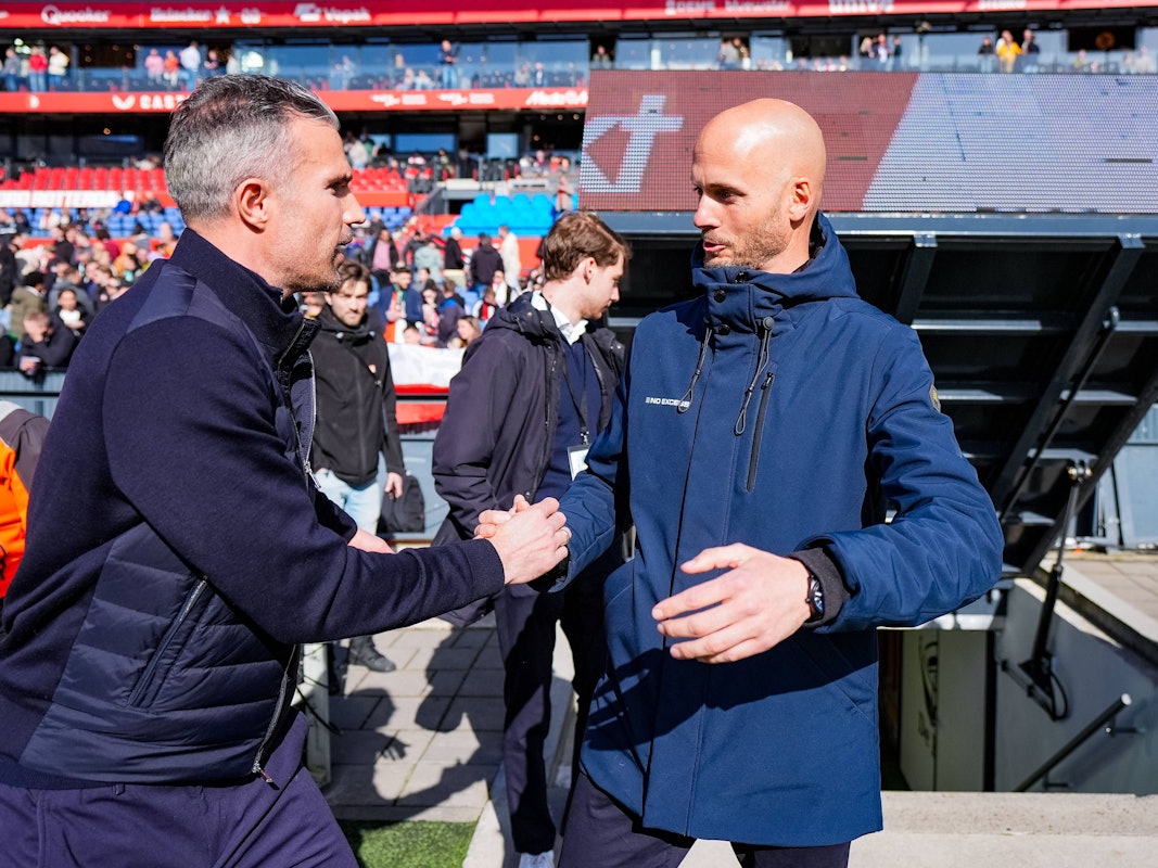 Paul Simonis (r.), hier neben Robin van Persie, ist neuer Trainer beim VfL Wolfsburg.
