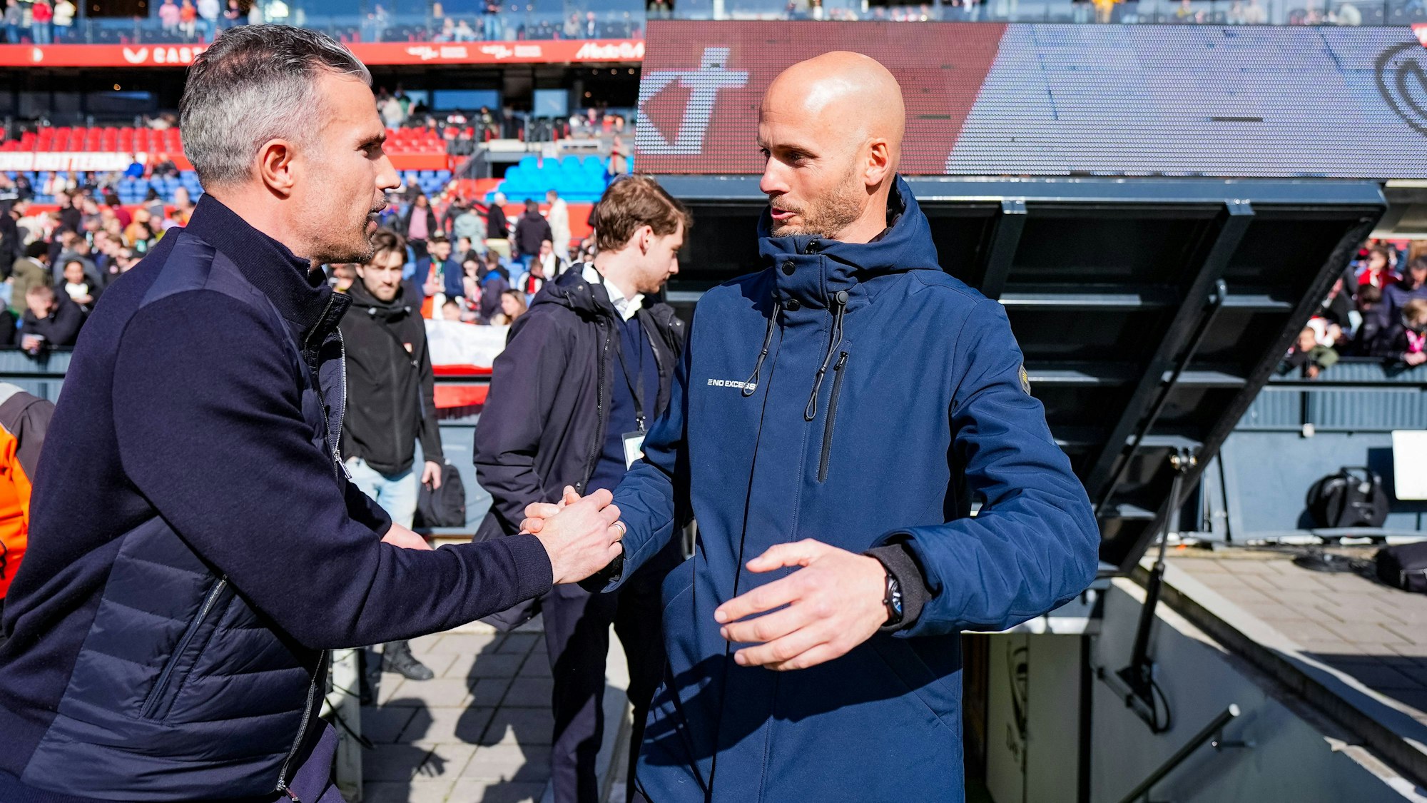 Paul Simonis (r.), hier neben Robin van Persie, ist neuer Trainer beim VfL Wolfsburg.