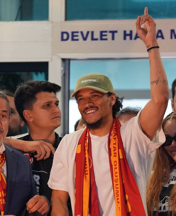 Leroy Sané wird am Flughafen in Istanbul von frenetischen Fans empfangen.