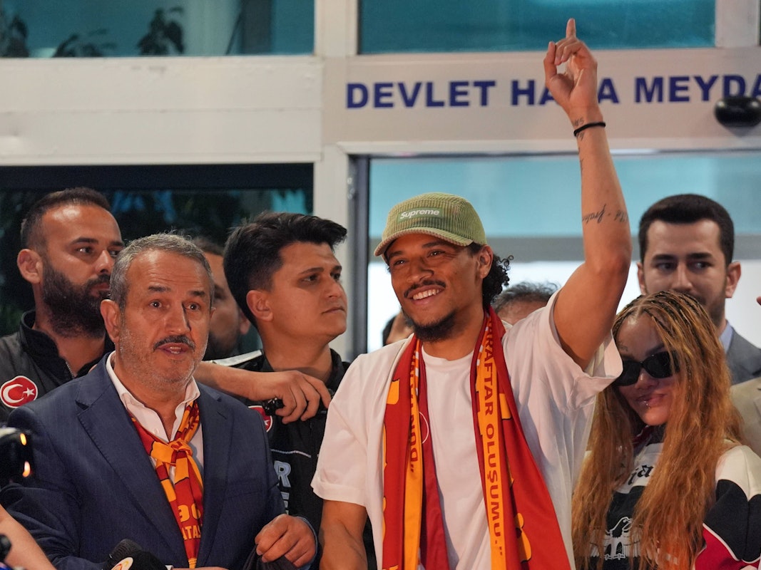 Leroy Sané wird am Flughafen in Istanbul von frenetischen Fans empfangen.