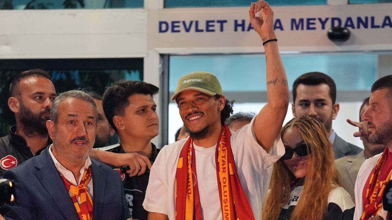 Leroy Sané wird am Flughafen in Istanbul von frenetischen Fans empfangen.