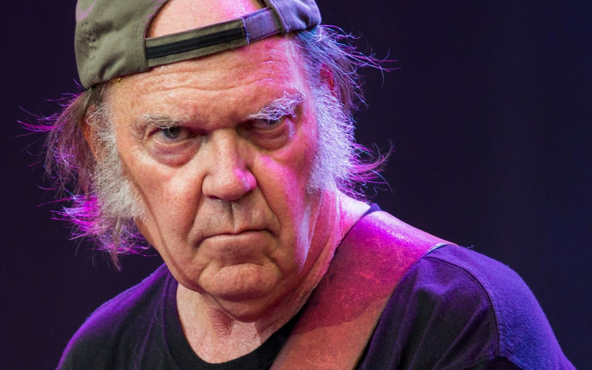 Gespräche mit Bäumen, Forderungen an die amerikansiche Autoindustrie: Es passiert wieder einiges auf Neil Youngs neuem Album „Talkin To The Trees“. (Bild: Getty Images/Tristan Fewings)