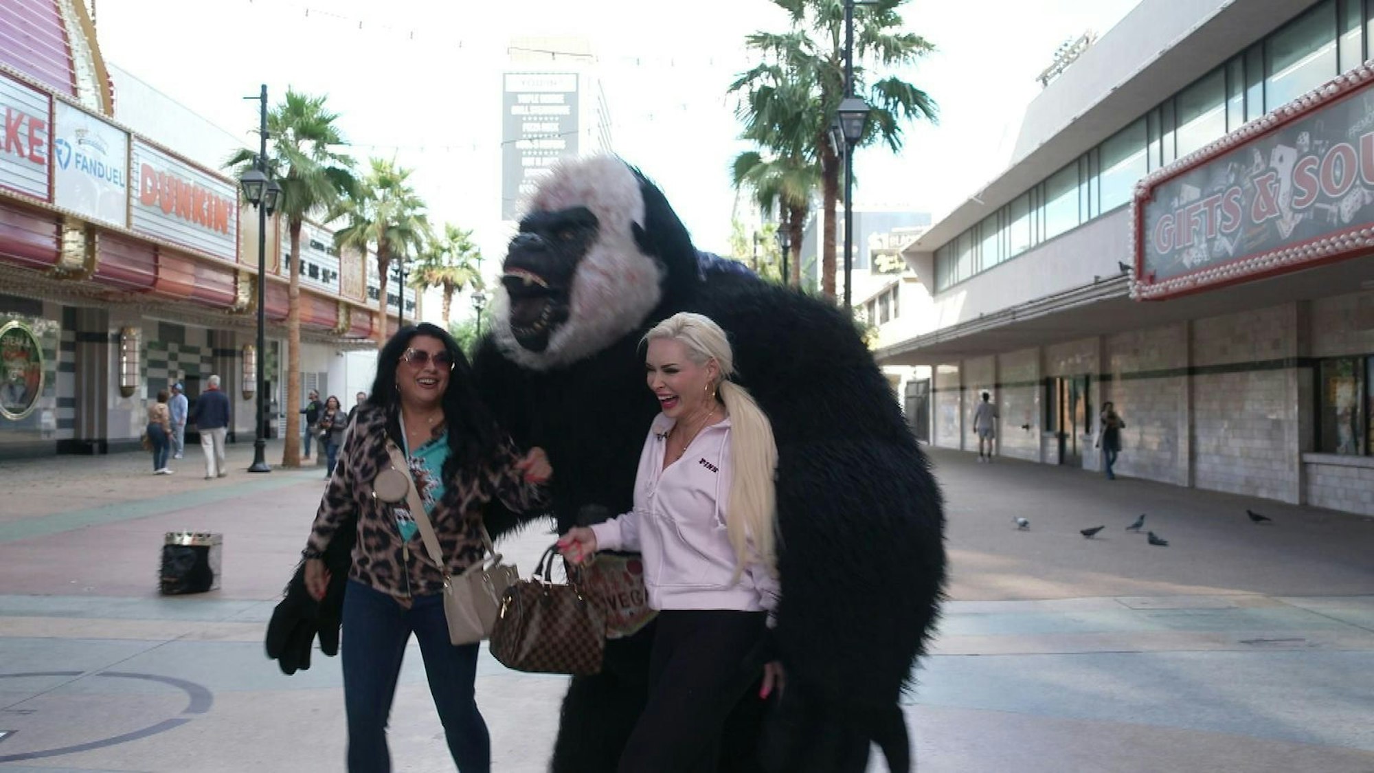 Mama und Tochter in Las Vegas: Iris Klein und Daniela Katzenberger mit einem Riesen-Plüschgorilla. (Bild: RTL)