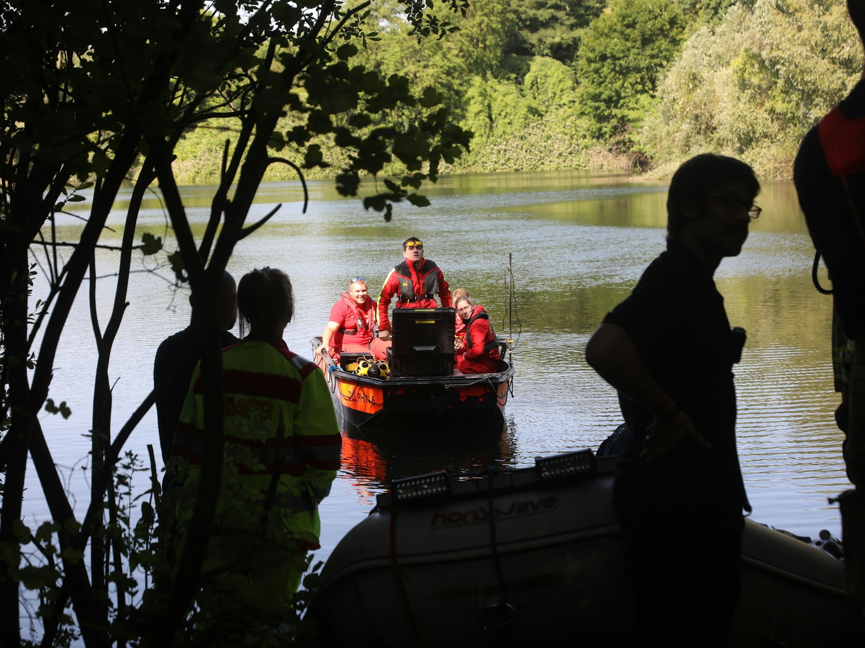 Rettungskräfte suchen nach einem vermissten Mann in einem See.
