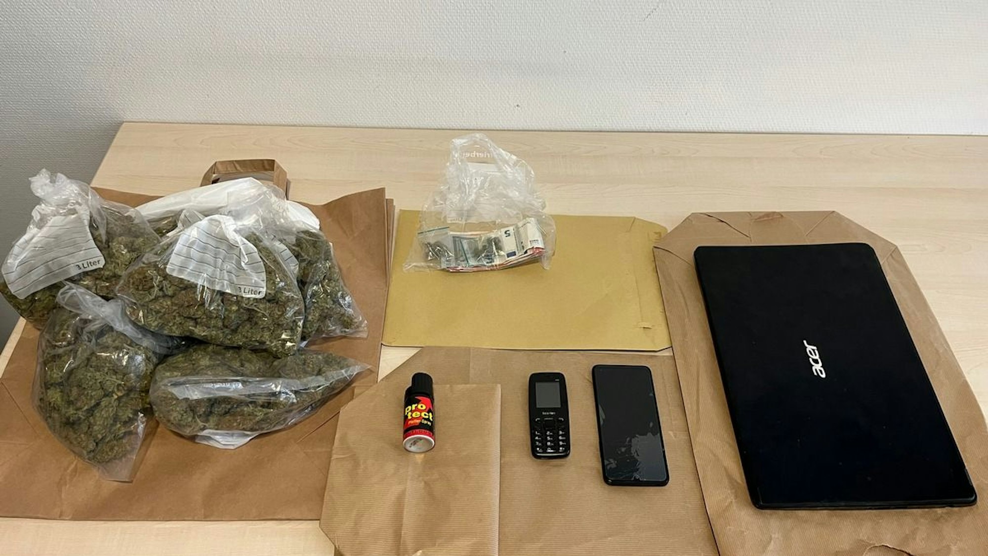 Das Brennpunktteam Kalk beschlagnahmte bei einem Einsatz gegen einen mutmaßlichen Dealer rund 600 Gramm Marihuana und weitere Beweismittel