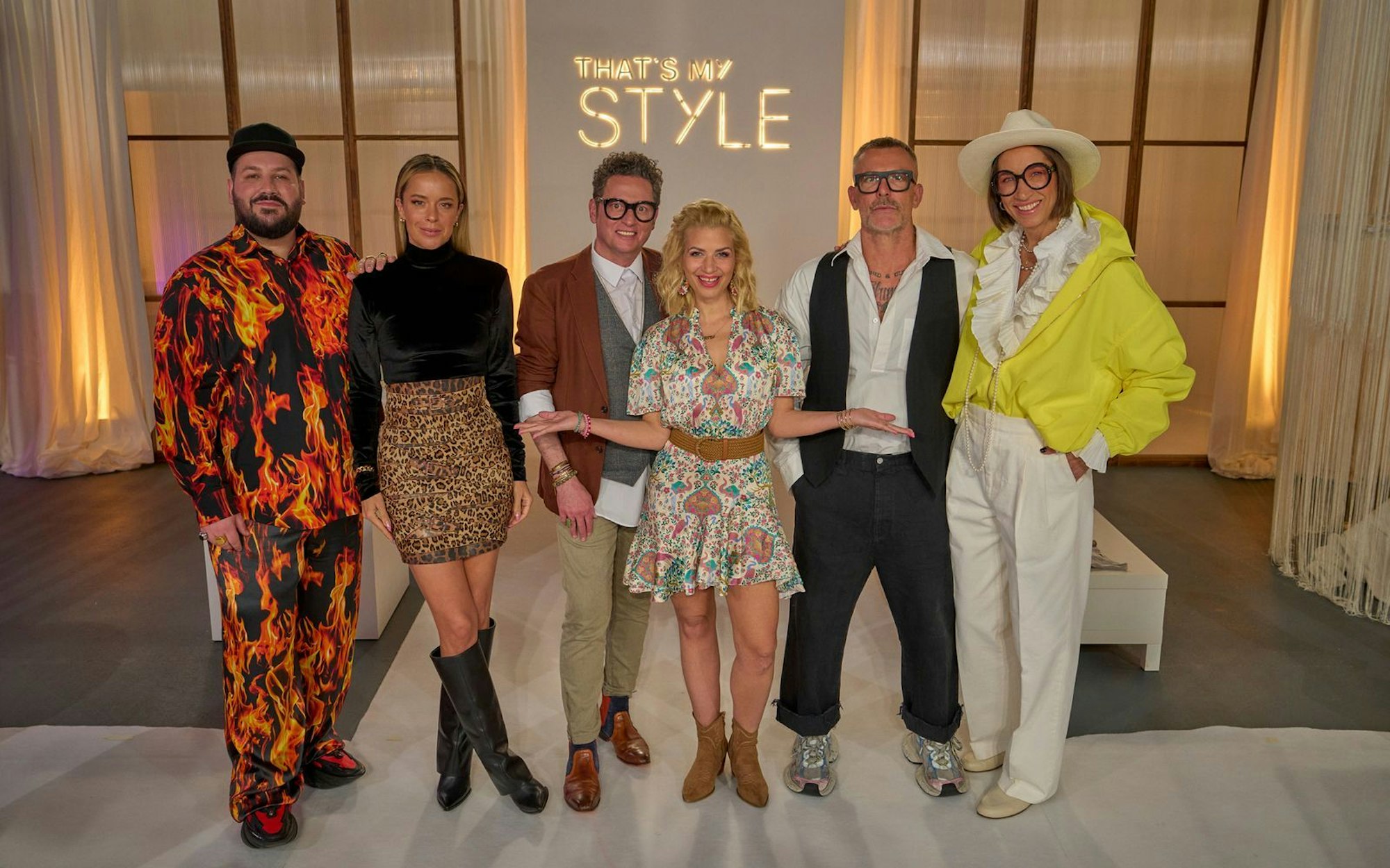 Die Experten Konstantinos the Stylist, Marina Hoermanseder und Axel Surendorf beeinflussen nicht nur die Teilnehmenden, sondern auch Moderatorin Susan Sideropoulos. Auch die Umstyling-Experten Mads Roennborg und Swaantje Taube tragen ihren Teil bei. (Bild: ZDF / Frank Dicks)