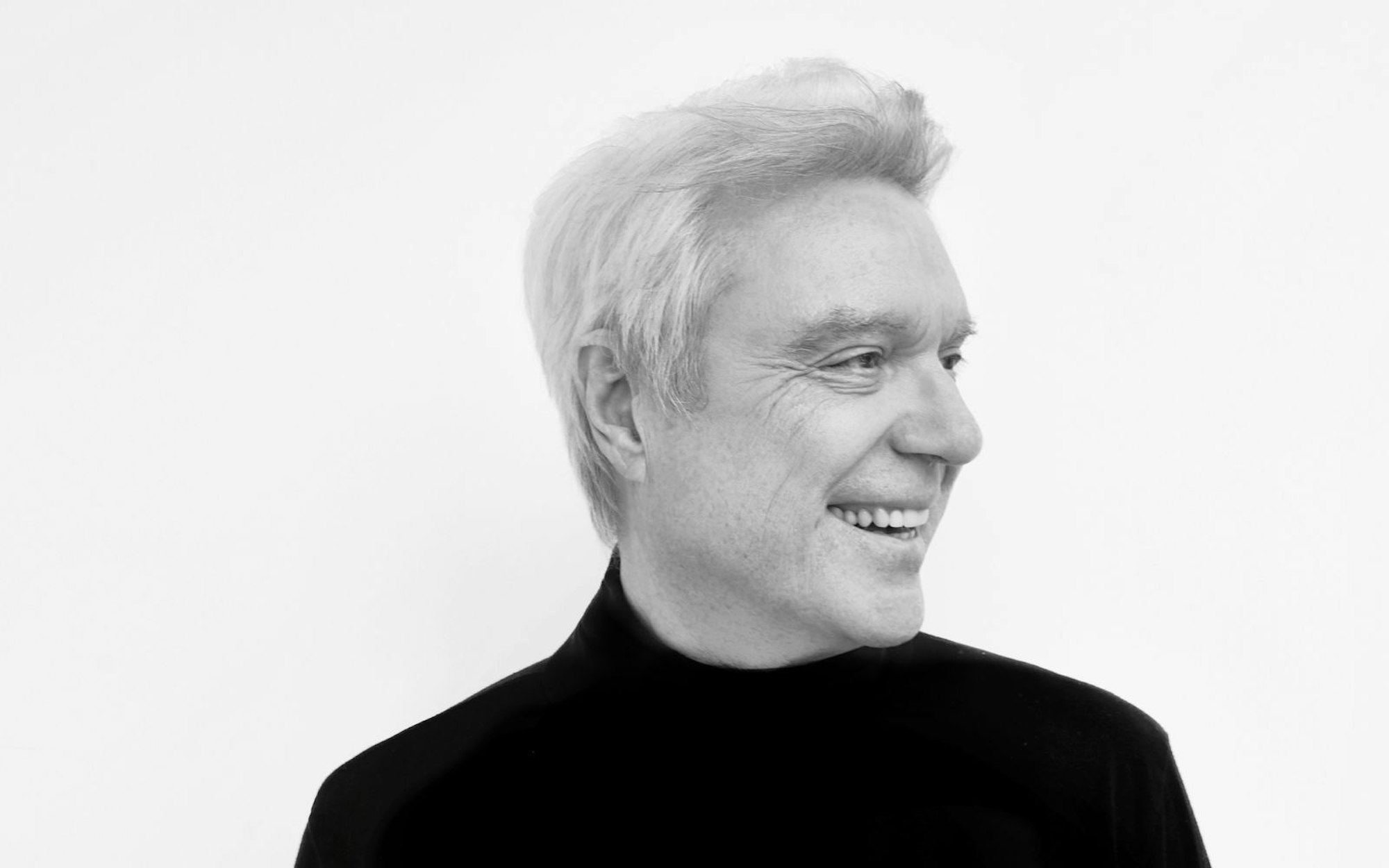 David Byrne veröffentlicht im September ein neues Album (“Who Is The Sky?“). Schon jetzt kann man die erste Vorab-Single „Everybody Laughs“ hören. (Bild: Shervin Lainez)