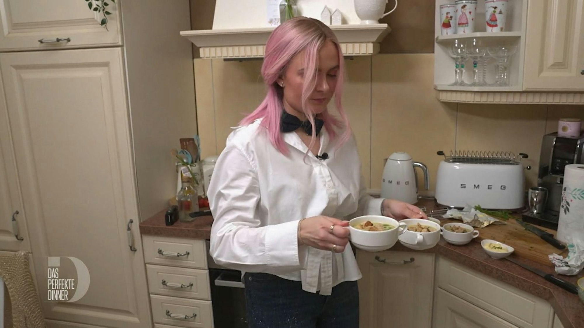 Mit einem feinen Zucchinicremesüppchen beginnt das Final-Menü.
(Bild: RTL)