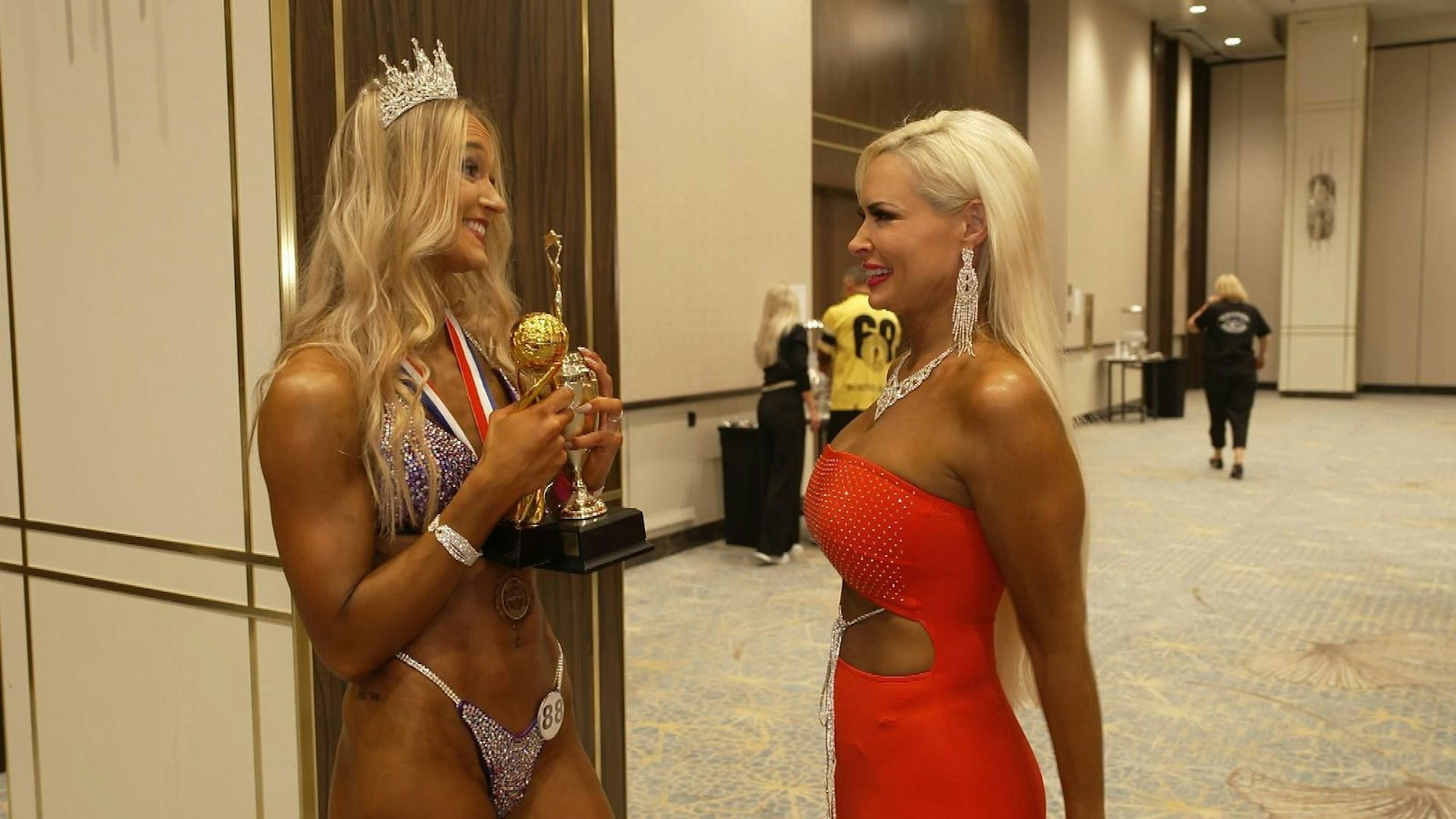 Lia (l.) hat's geschafft - Dani muss noch zittern. (Bild: RTL)