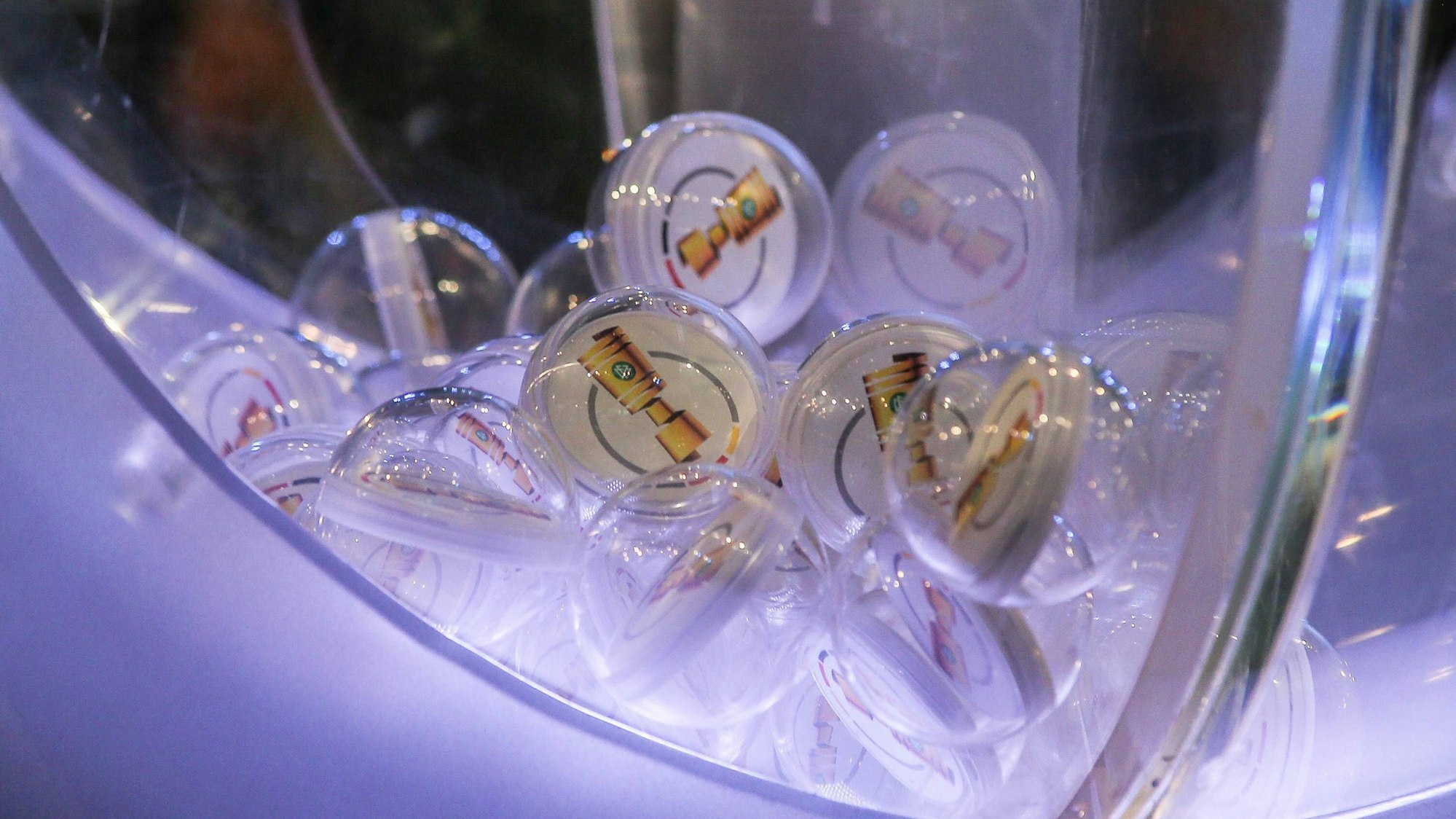 Die Loskugeln bei der Auslosung im DFB-Pokal.