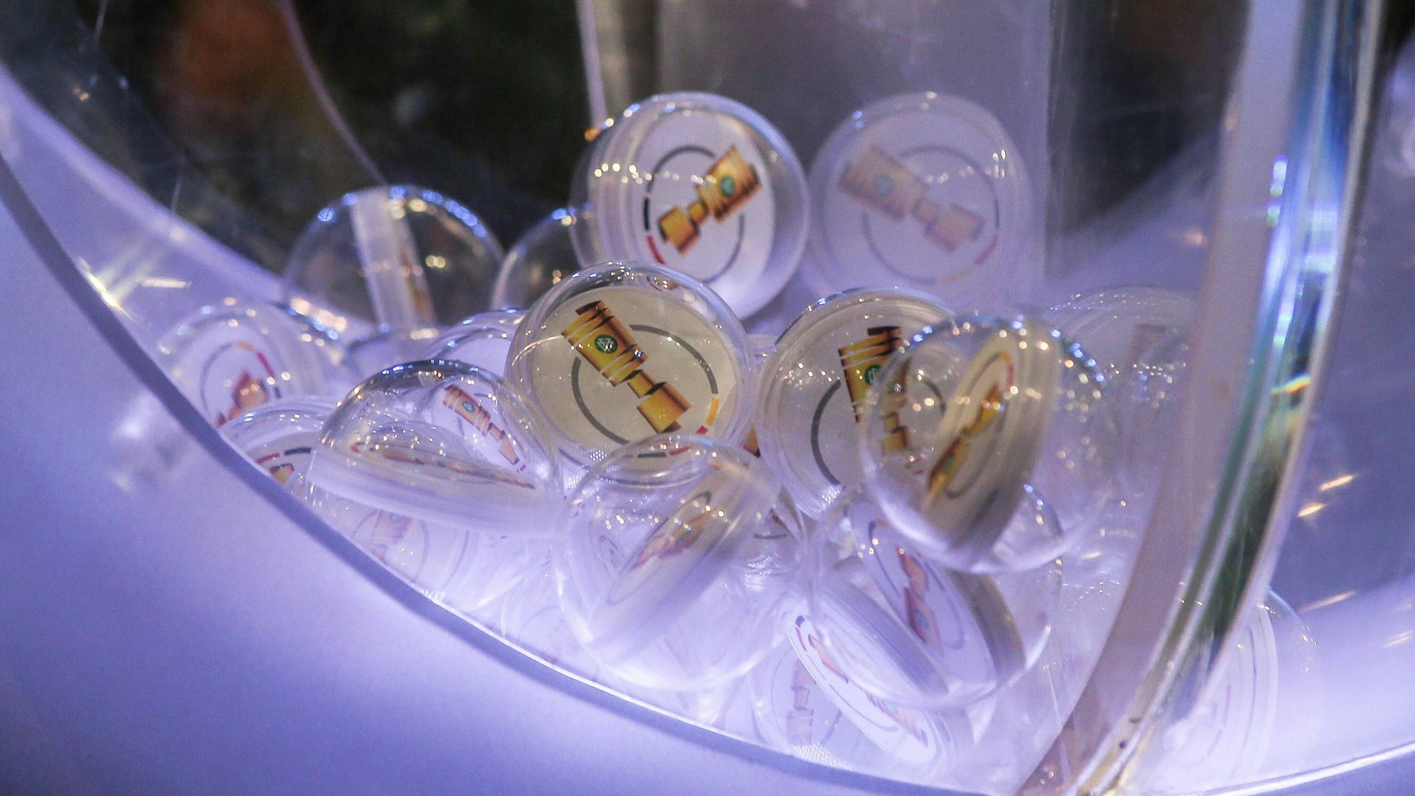 Im DFB-Pokal wird die 1. Runde ausgelost. Das Symbolfoto zeigt die Lostrommel bei der Ziehung am 18. August 2019.