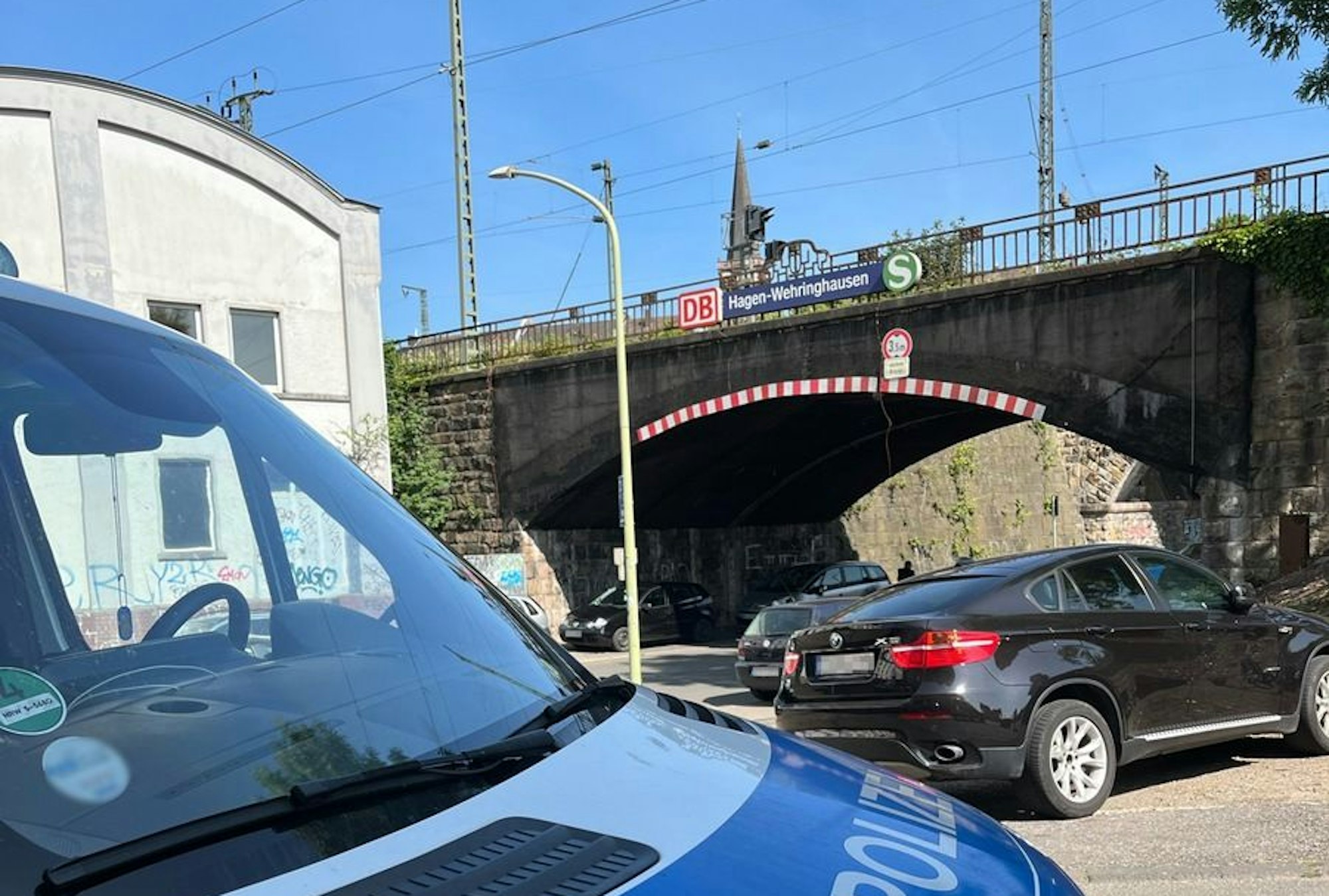 Polizeifahrzeug bei einem Einsatz in Hagen-Wehringhausen. Die Beamten stellten bei einem Schwerpunkteinsatz in der Innenstadt und in Wehringhausen mehrere mutmaßliche Drogendealer.