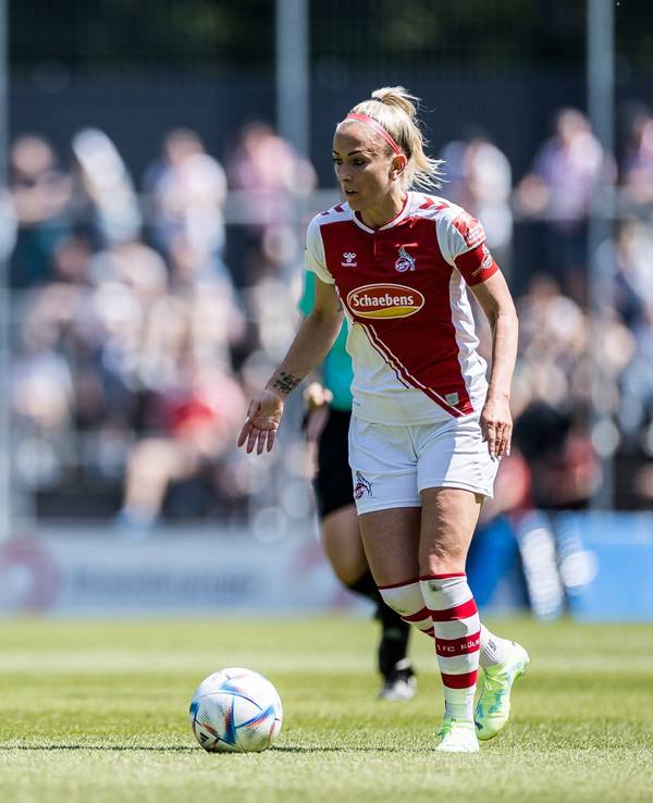 Mandy Islacker für den 1. FC Köln am Ball.