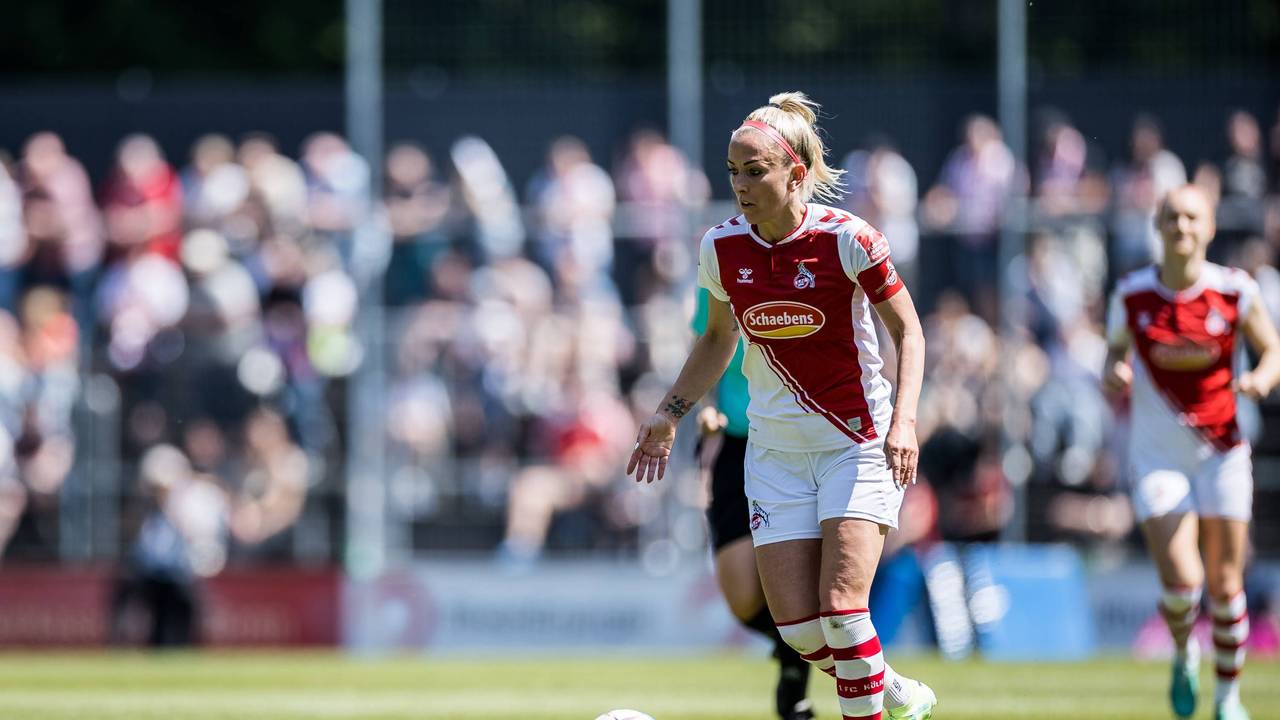 Mandy Islacker für den 1. FC Köln am Ball.