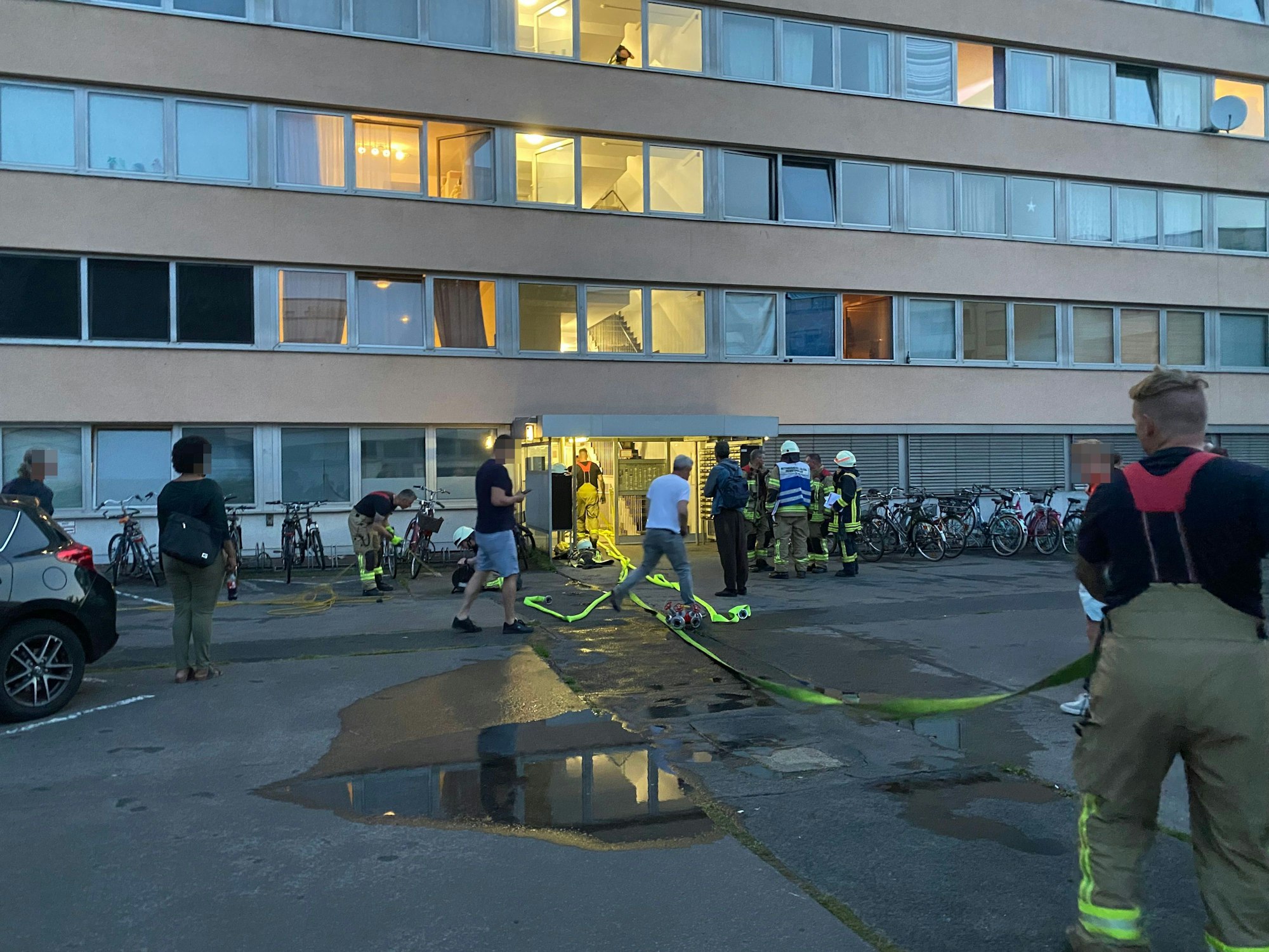 In der Stolberger Straße kam es am Freitagabend (13. Juni 2025) zu einem Wohnungsbrand in der achten Etage.