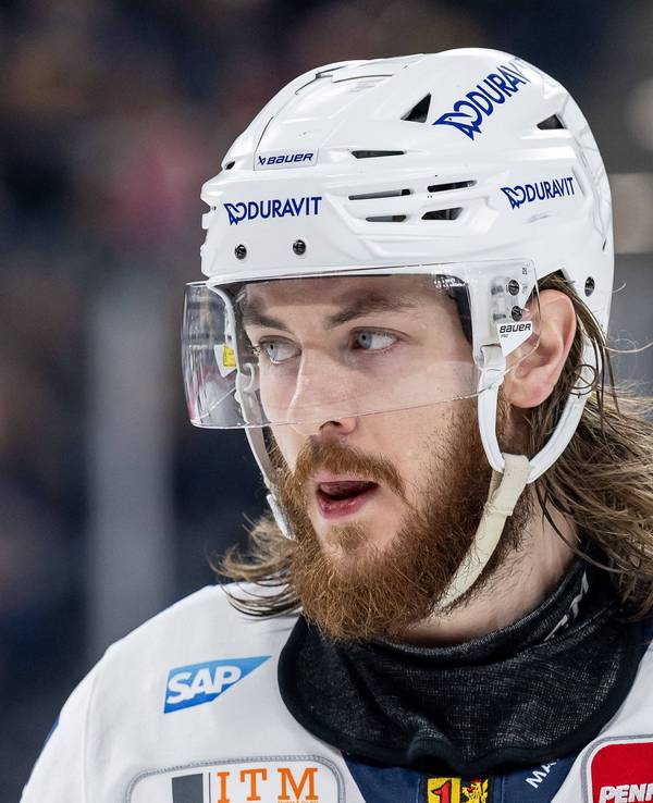 Ryan MacInnis mit Bart und langen Haaren unter dem Helm.
