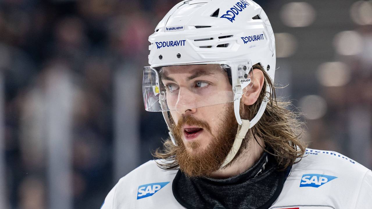 Ryan MacInnis mit Bart und langen Haaren unter dem Helm.