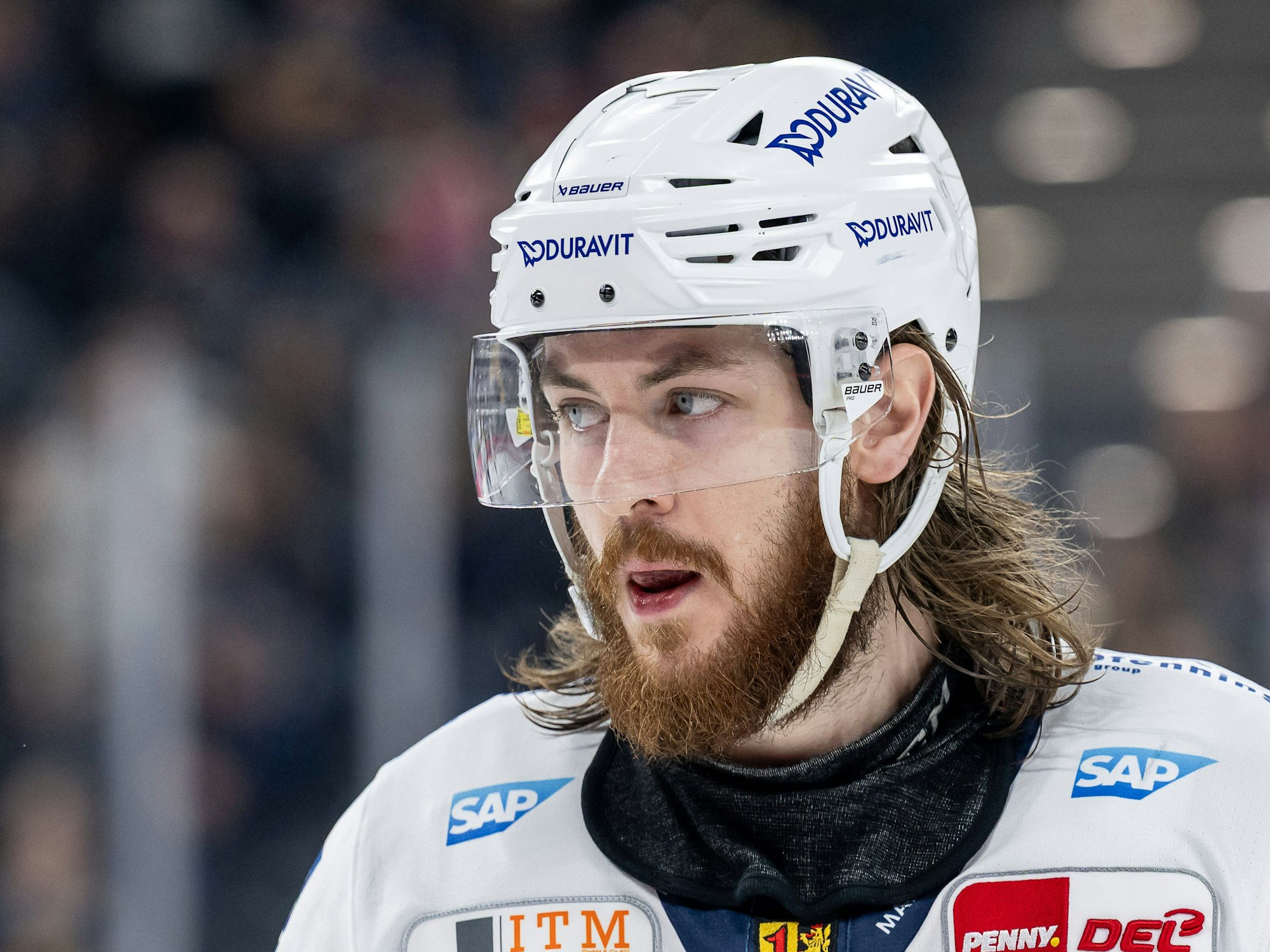 Ryan MacInnis mit Bart und langen Haaren unter dem Helm.