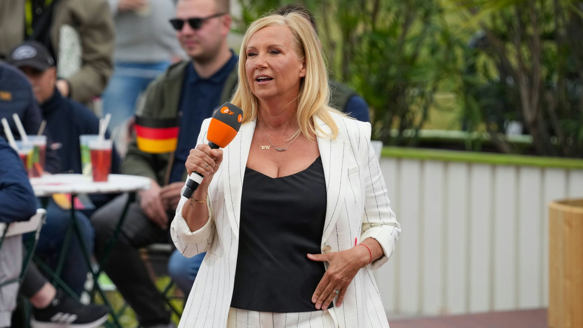 Moderatorin Andrea Kiewel moderiert am 18. Mai 2025 den „ZDF-Fernsehgarten“ in Mainz. Ob sie am Sonntag (15. Juni) auf der Bühne steht, ist noch unklar.