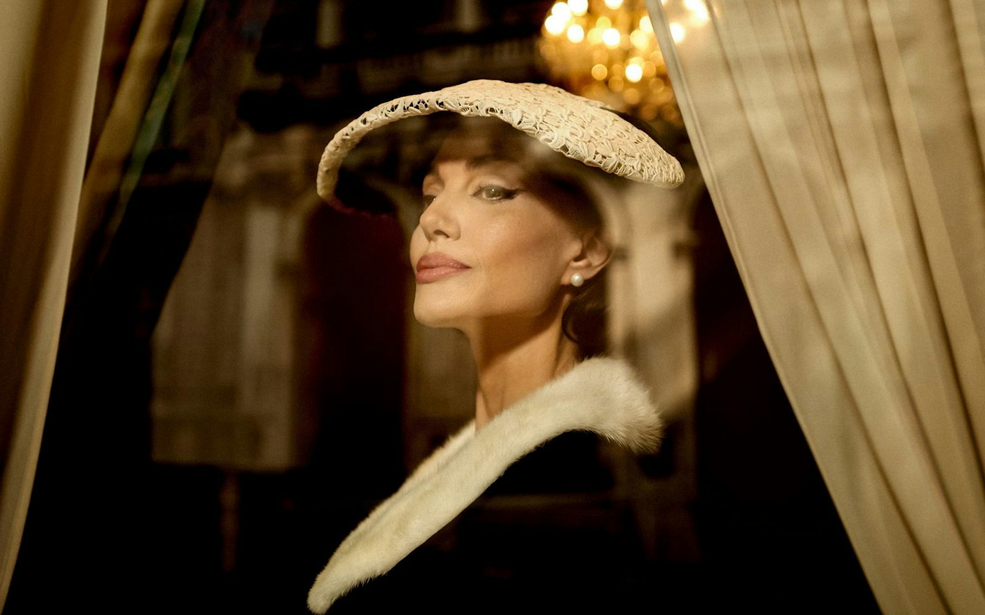 Eine der größten Rollen ihrer Karriere, sagen manche: In „Maria“ verkörpert Angelina Jolie die legendäre Opernsängerin Maria Callas. (Bild: STUDIOCANAL GmbH / Pablo Larraín)